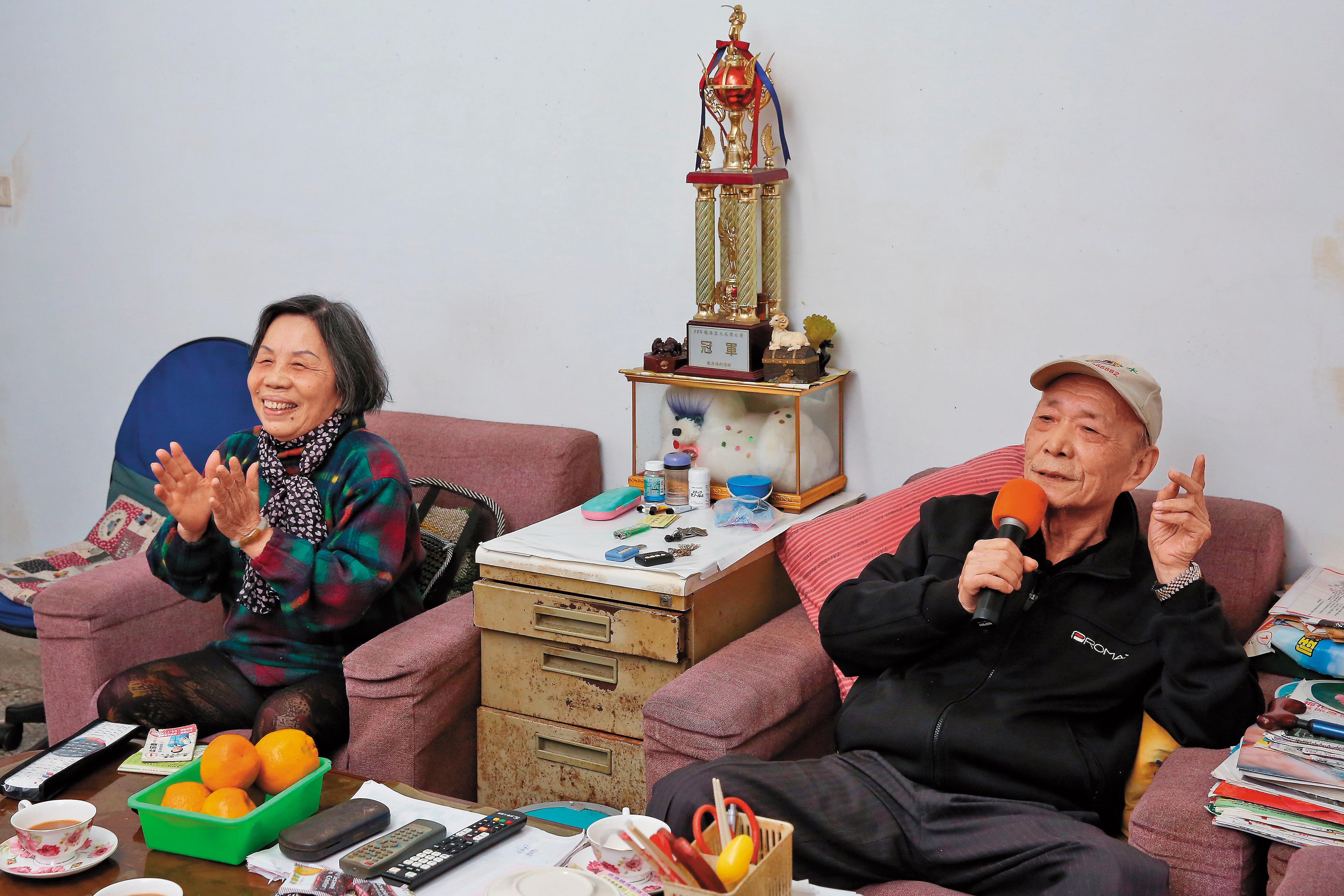 施世揚夫妻退休後，閒暇時會唱卡拉OK自娛。