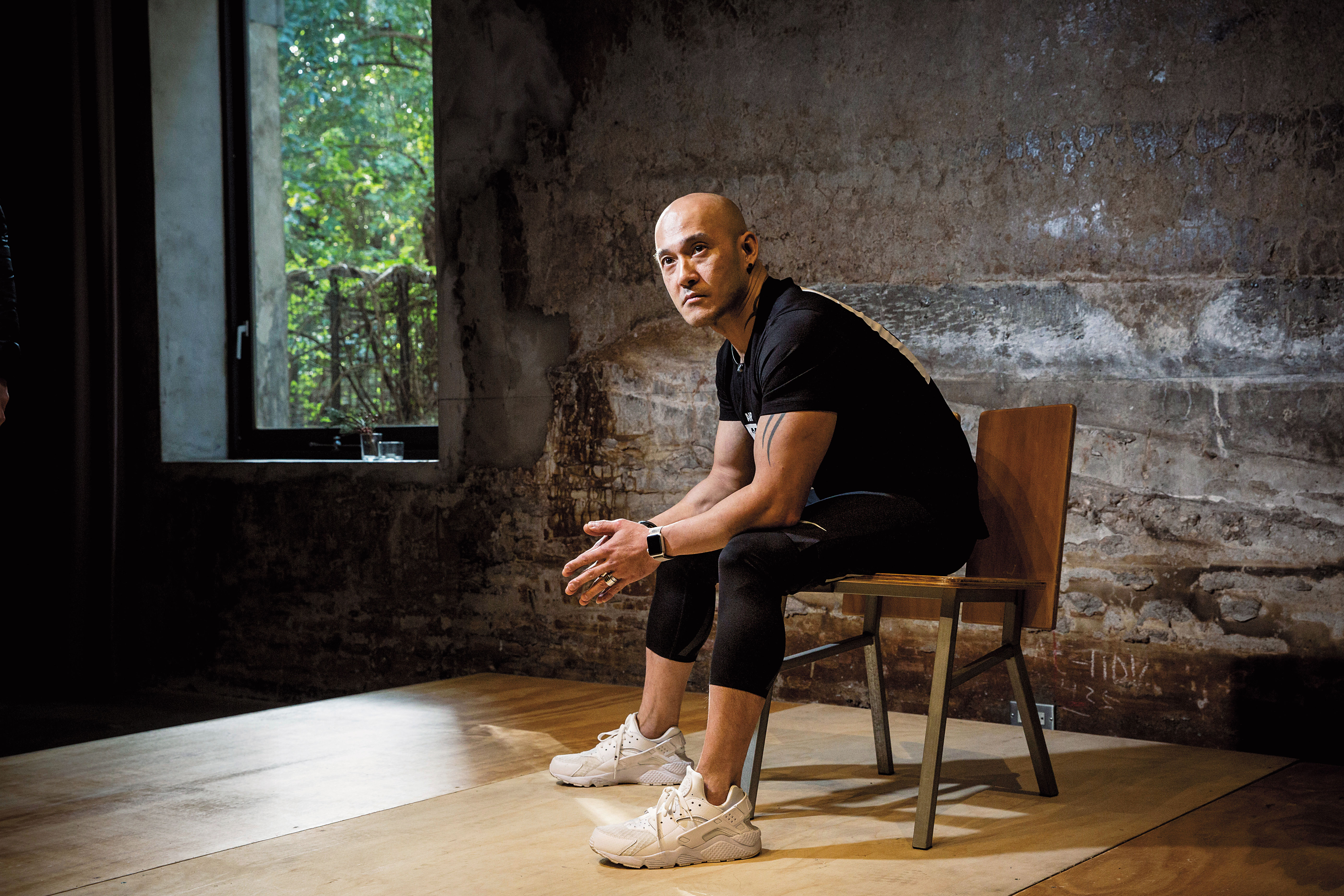 約訪這天，歐陽文風剛健身完，穿著緊身排汗衣褲前來，全身肌肉虯結。