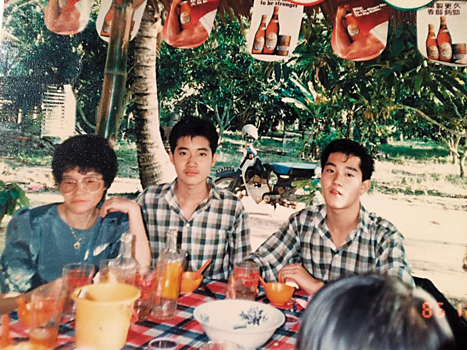 1986年，歐陽文風（右）與弟弟（中）、母親（左）回外婆家，幫外公外婆慶生留影。（歐陽文風提供）