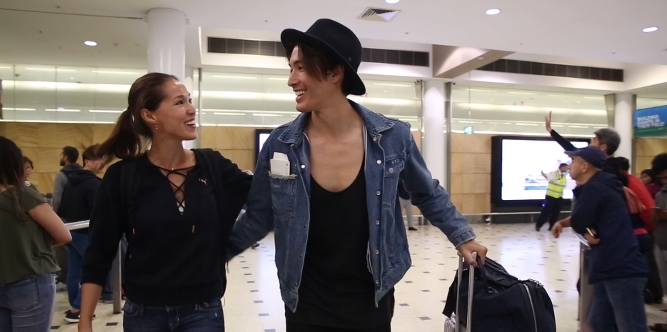 Akemi在雪梨機場看到錦榮顯得很開心。（亞洲娛樂台提供）