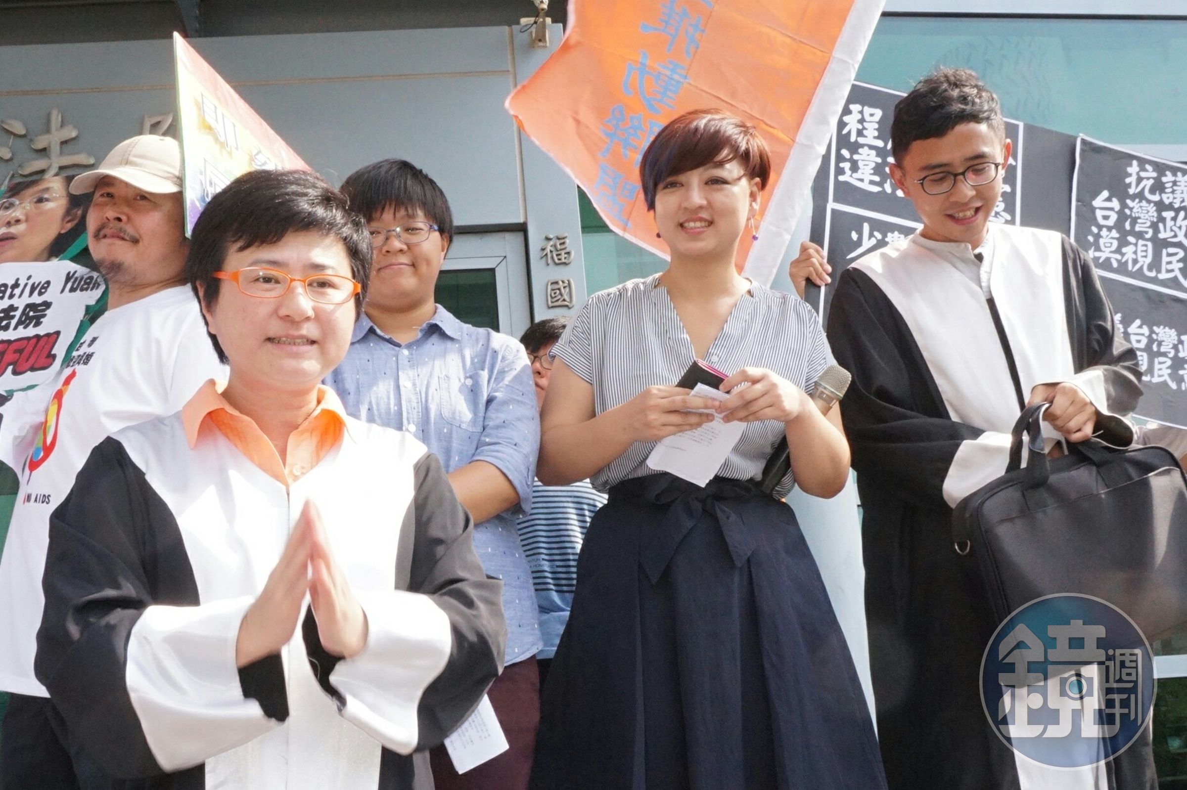 台北高等行政法院針對女同志呂欣潔（右2）與陳凌要求立即准登記結婚案，判2人敗訴。
