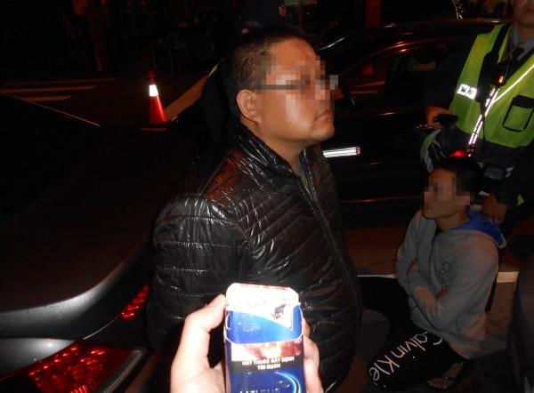 郭男偷偷丟棄藏有大麻、安毒的菸盒,被警方逮個正著。(警方提供)