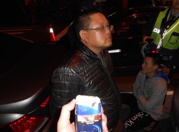 郭男偷偷丟棄藏有大麻、安毒的菸盒,被警方逮個正著。(警方提供)