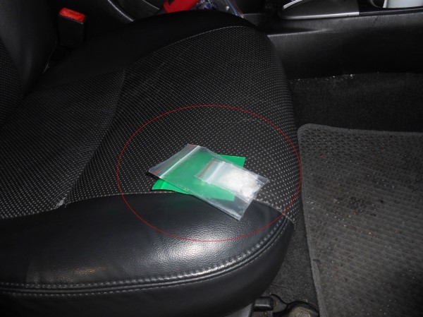 曾姓乘客在車上藏毒，被豬隊友連累，一併被捕。（警方提供）