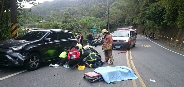 盧男一度受困休旅車下,送醫急救後仍宣告不治。(警消提供)