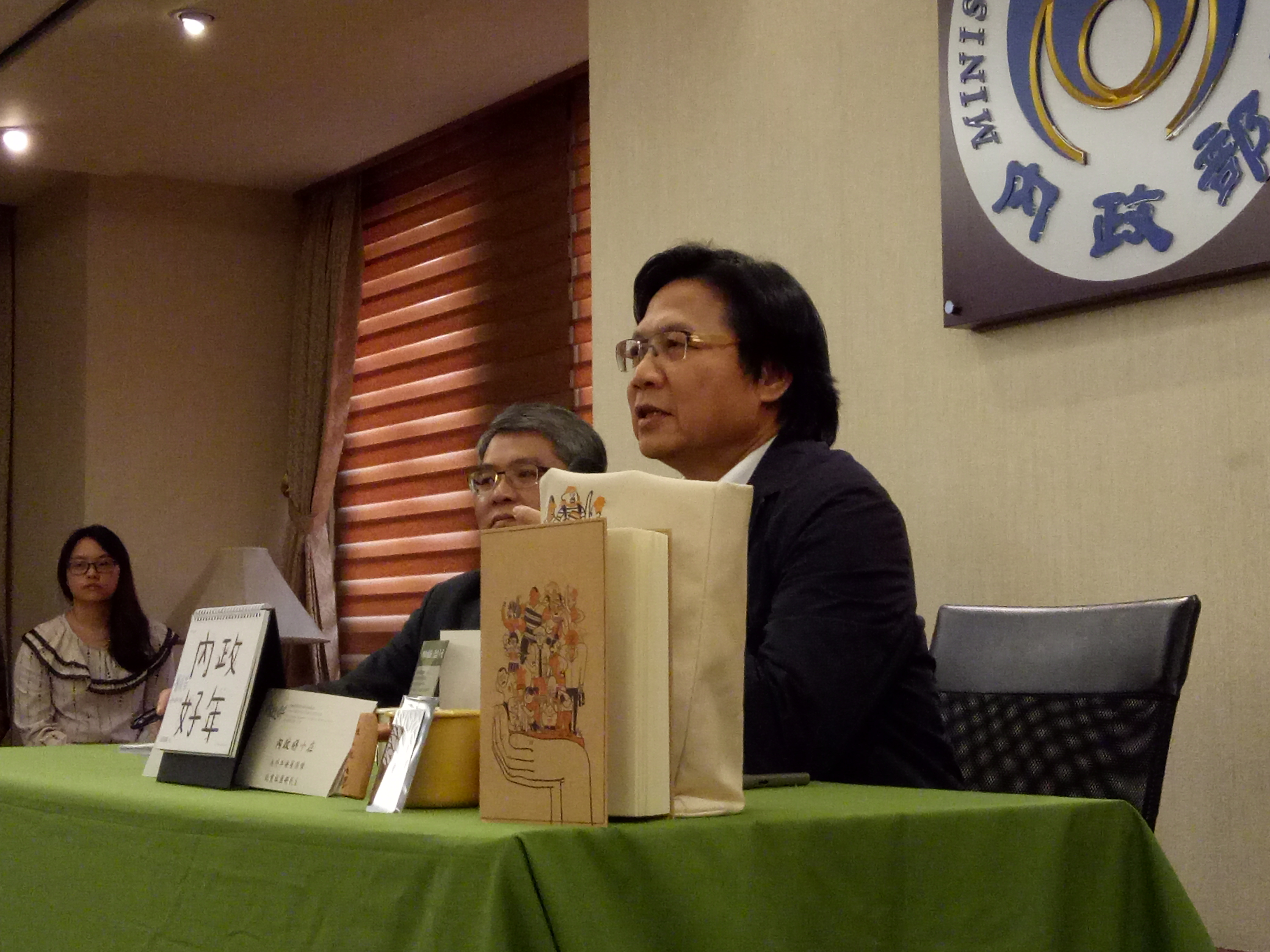 內政部長葉俊榮（右）今在年終記者會回應改組傳聞。