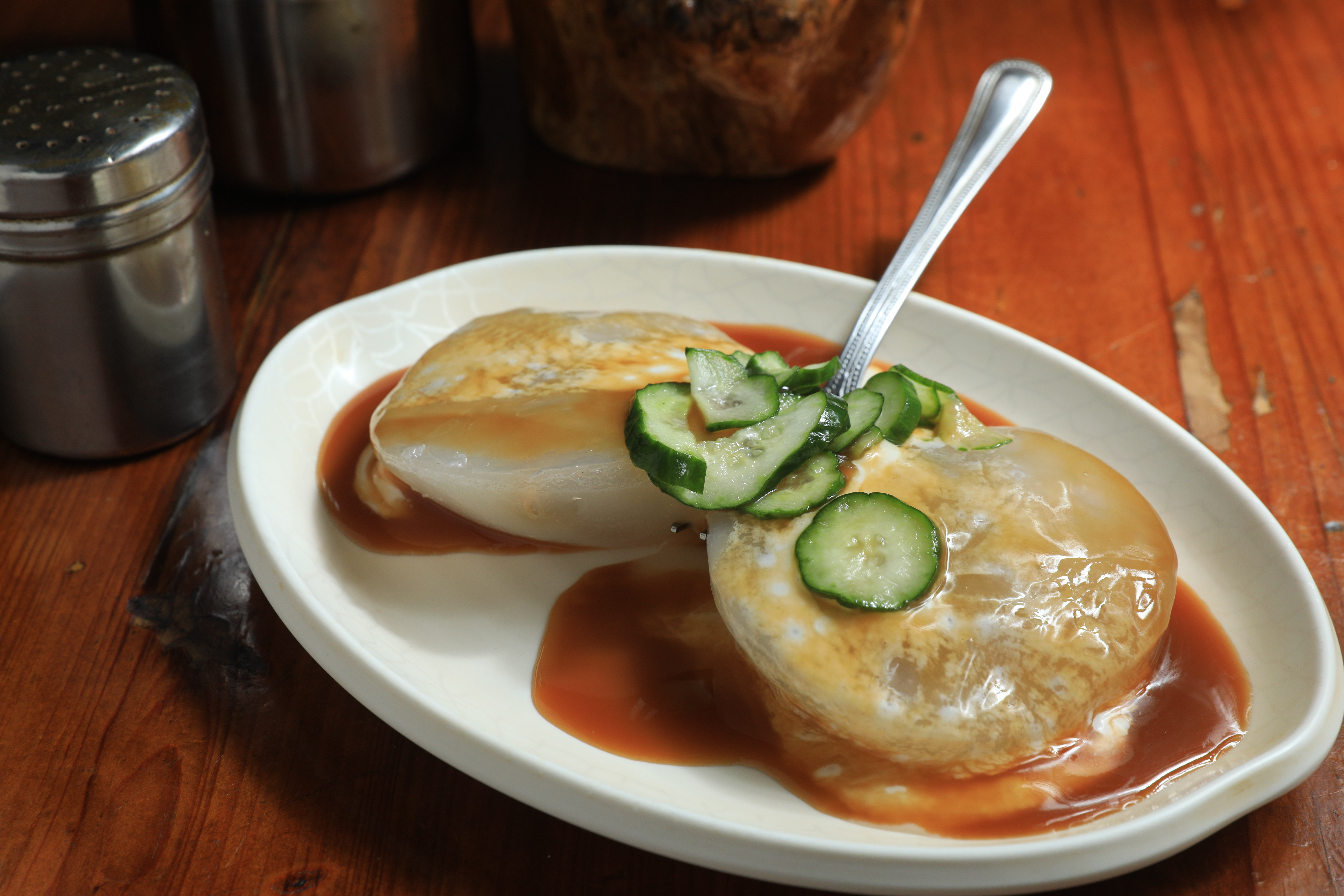 嘉義肉圓吃涼的，還會淋沙拉醬，滋味相當奇特！