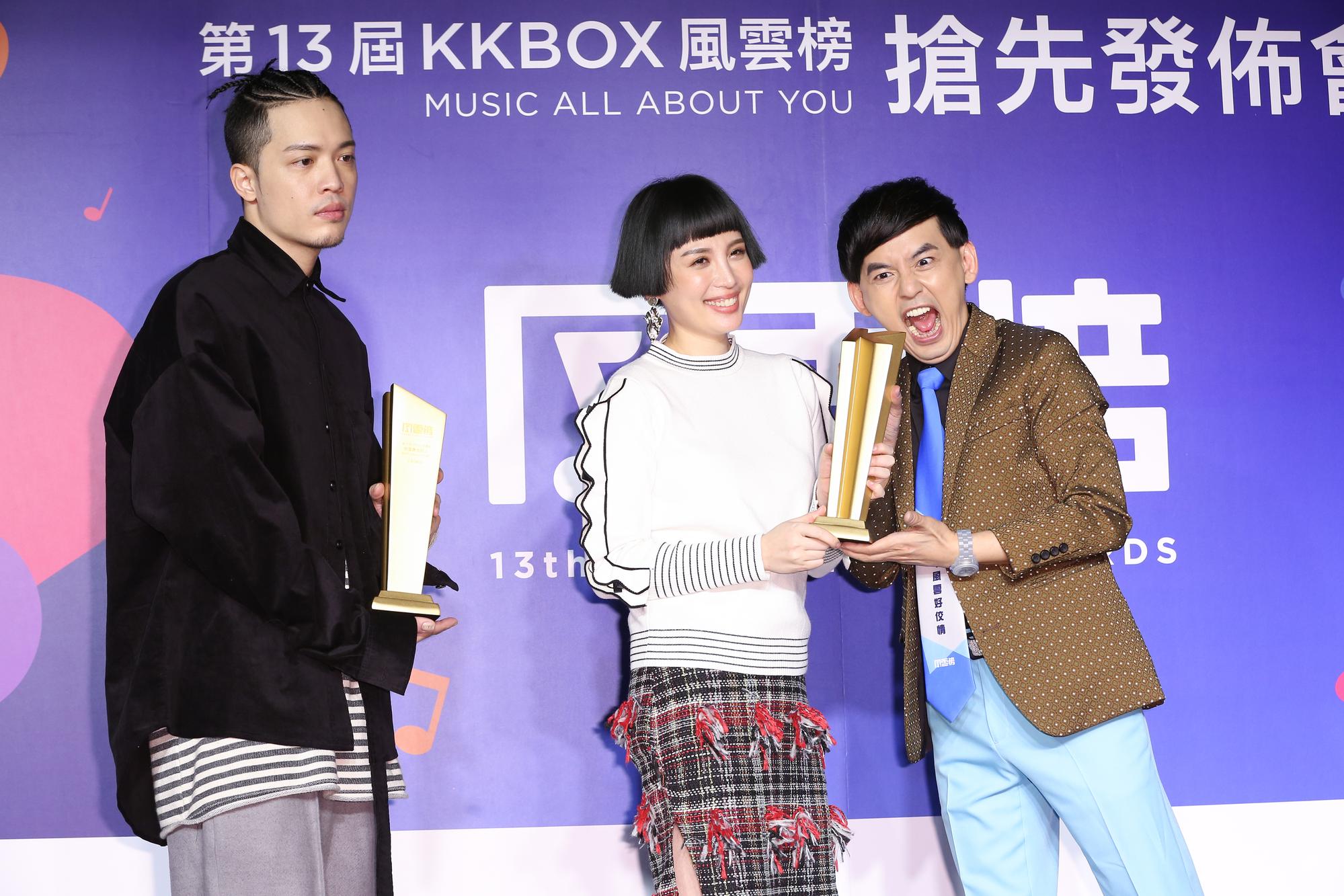 黃子佼(右起)第10度擔任KKBOX風雲榜主持人,4日記者發佈會上先將兩項大獎頒給魏如萱及J.Sheon。
