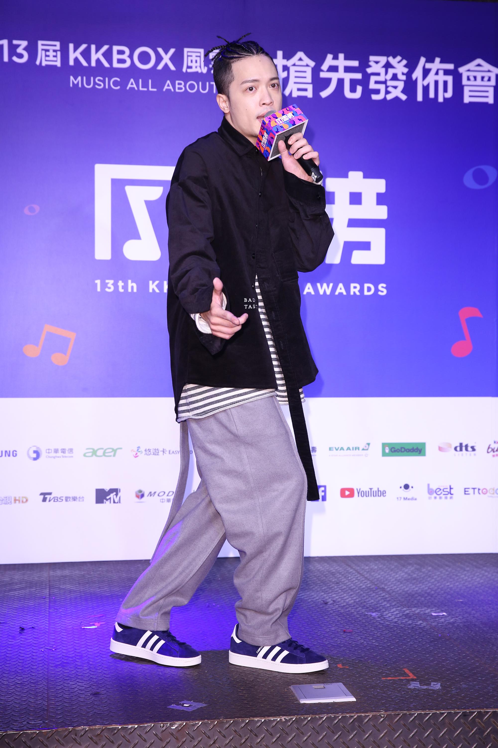 J.Sheon拿下年度最佳新人獎,發佈會上現場演出展現實力。
