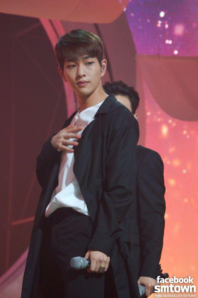 SHINee隊長溫流去年因酒醉向身旁女性伸出鹹豬手被報警。(翻攝自SHINee FB)