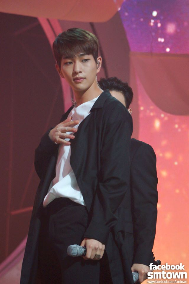 SHINee隊長溫流去年因酒醉向身旁女性伸出鹹豬手被報警。（翻攝自SHINee FB）