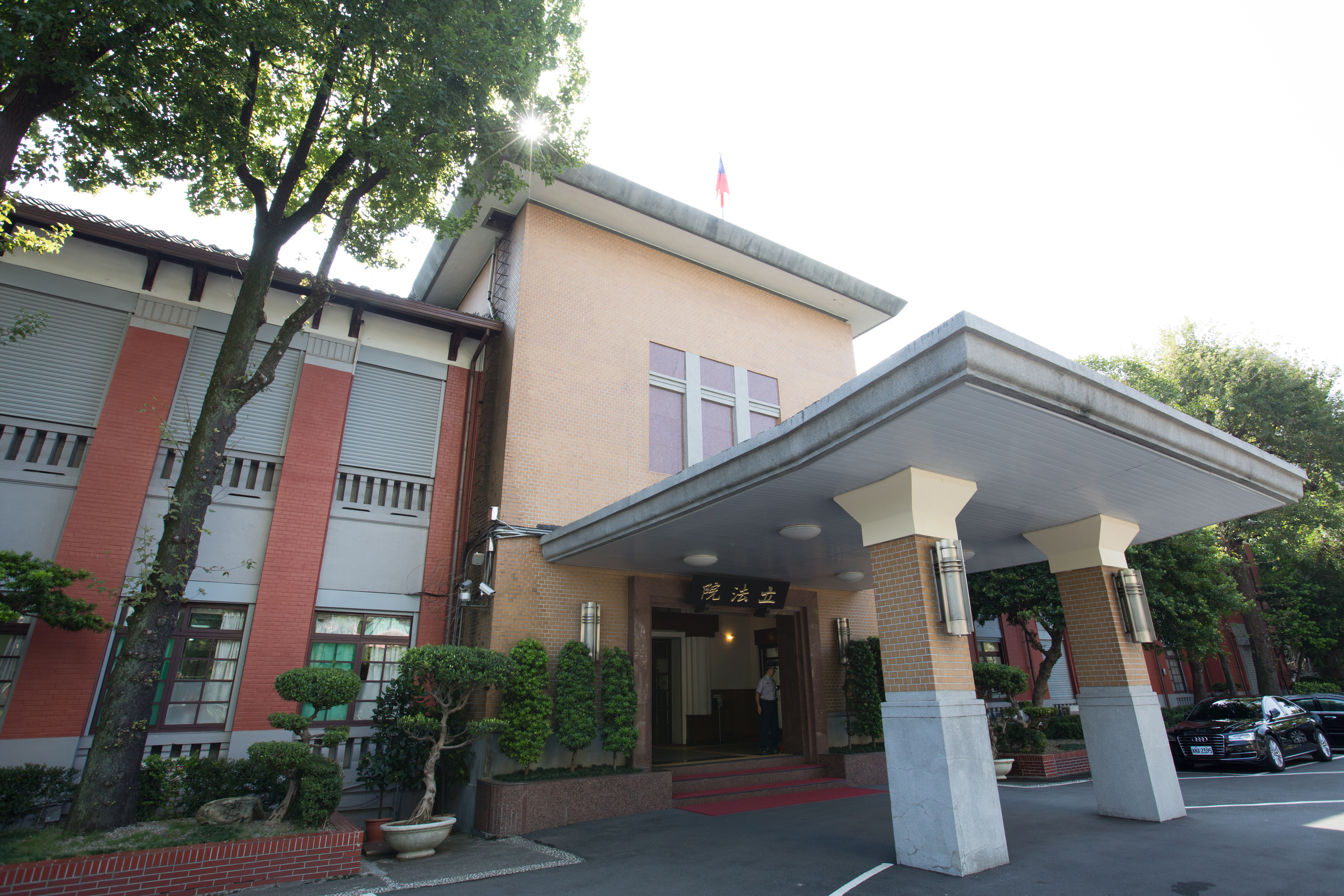 2013年6月13日，立法院旁大樓的某公關公司李姓董事長遭槍擊案，近來案情出現重大進展。