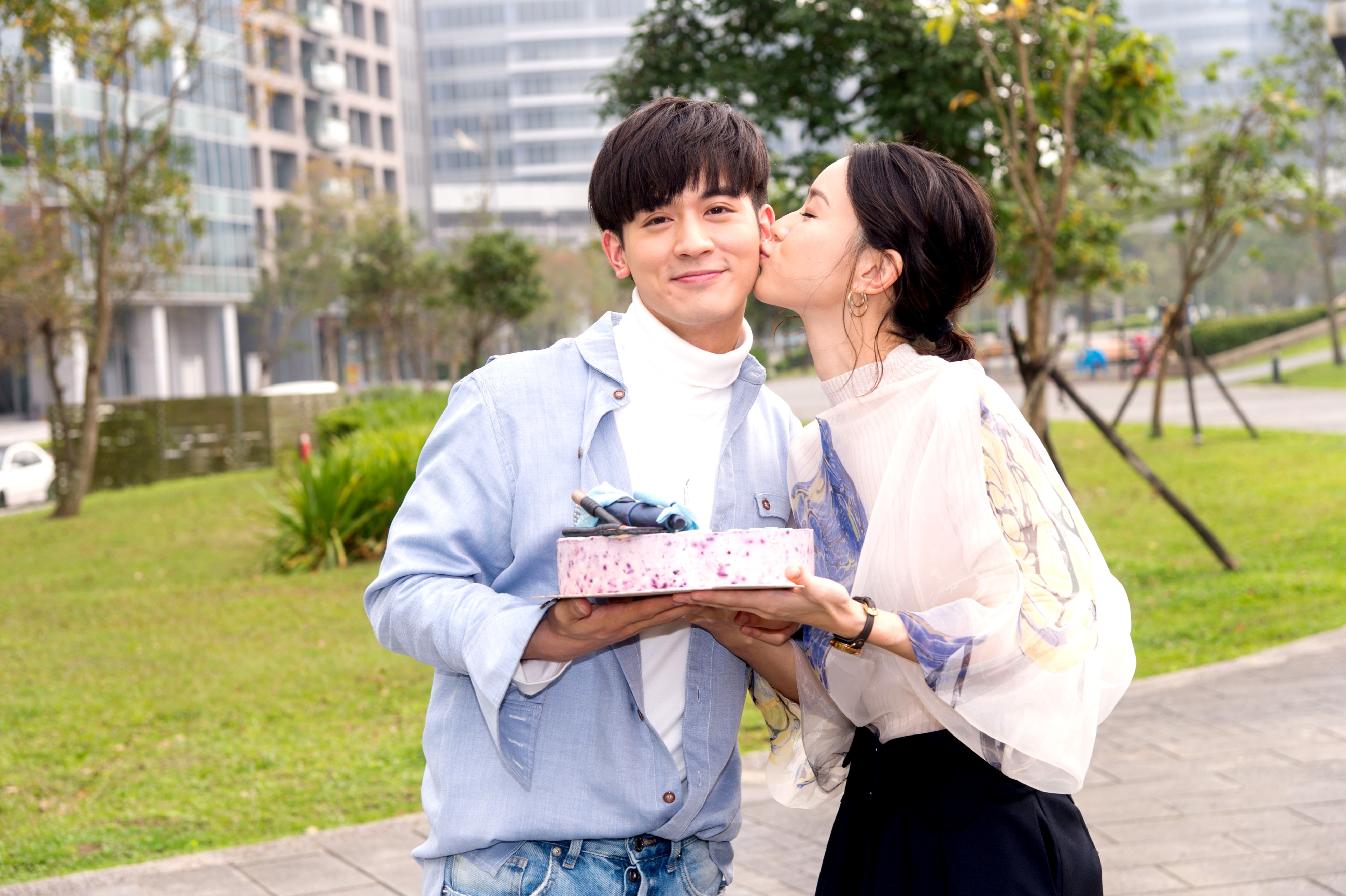 鍾瑶幫吳思賢慶生,並大方獻吻。(三立提供)