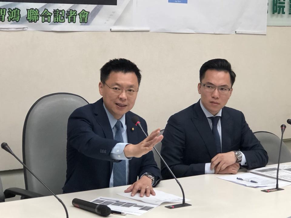 對於初選只辦政見發表會，已表態參加高雄市長初選的民進黨立委趙天麟(左)今在臉書開砲。