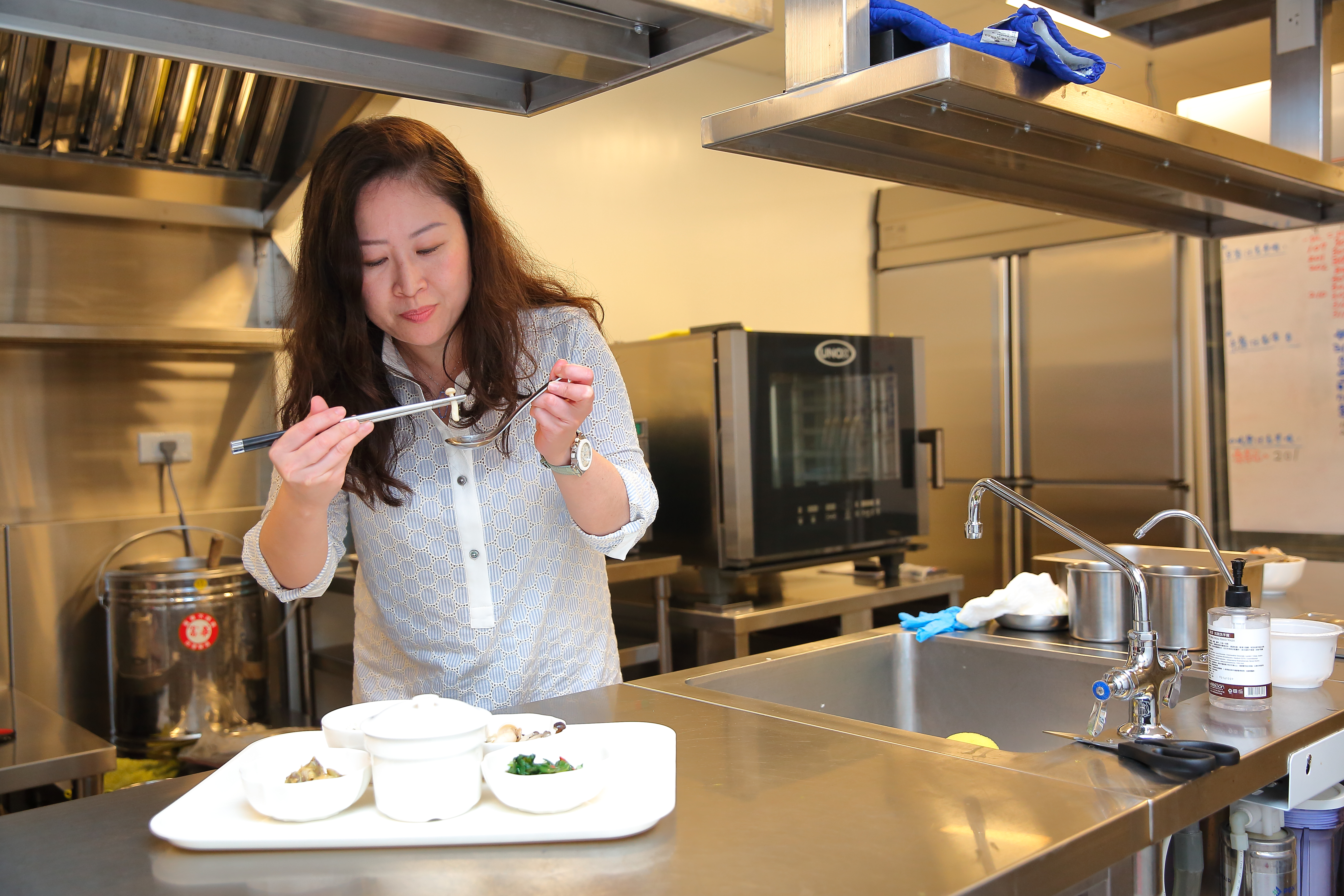 總是把「媽媽和寶寶安全不能有一絲閃失」掛在嘴邊的王翠瑛，親力親為所有內部管理，包括菜色、擺盤到送菜流程等細節。