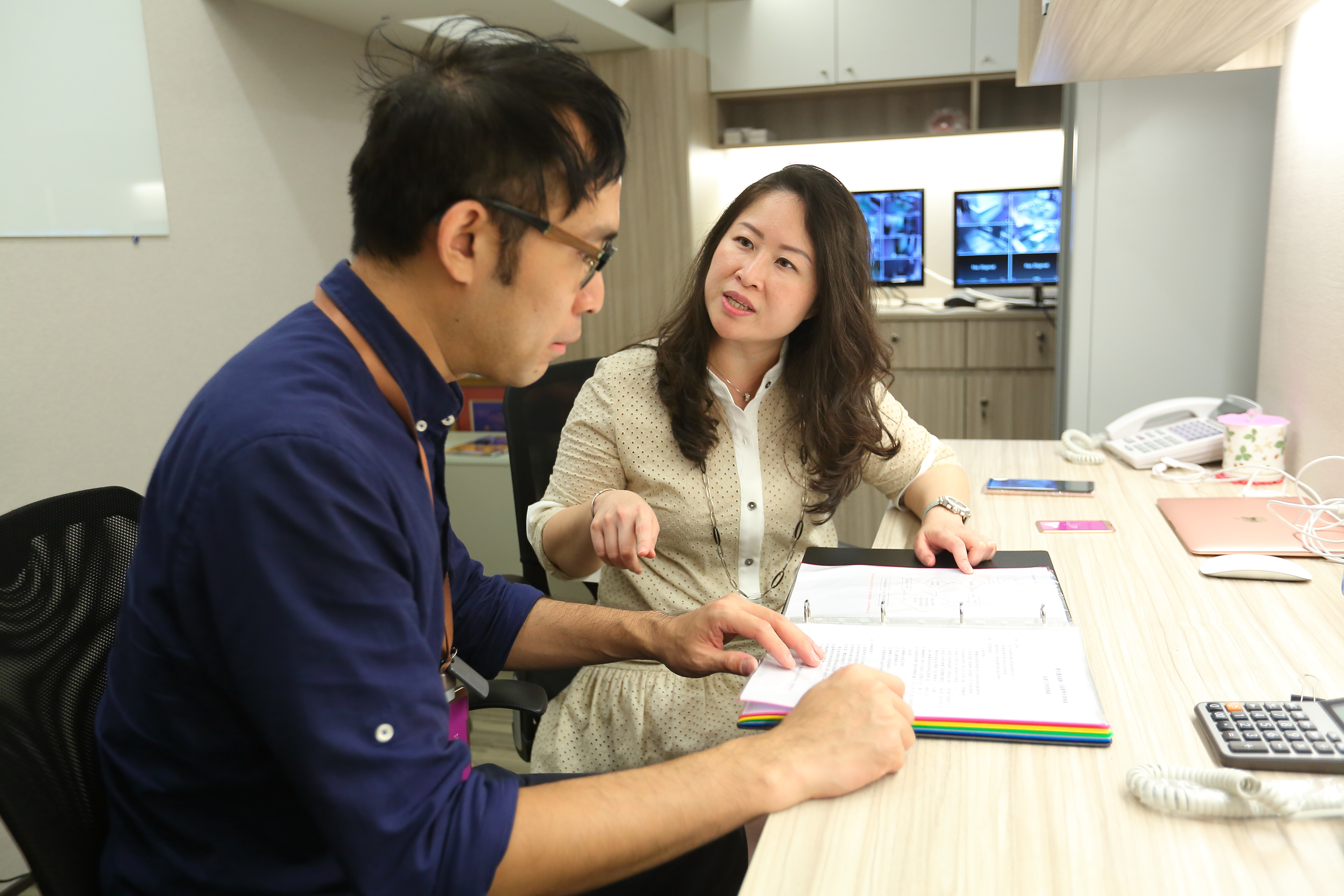 一群同事同輩中，王翠瑛（後）常常是第一個升官的，她說她說自己要求高，遇到不懂的事，可以容忍一時不懂，但不能一直不懂。