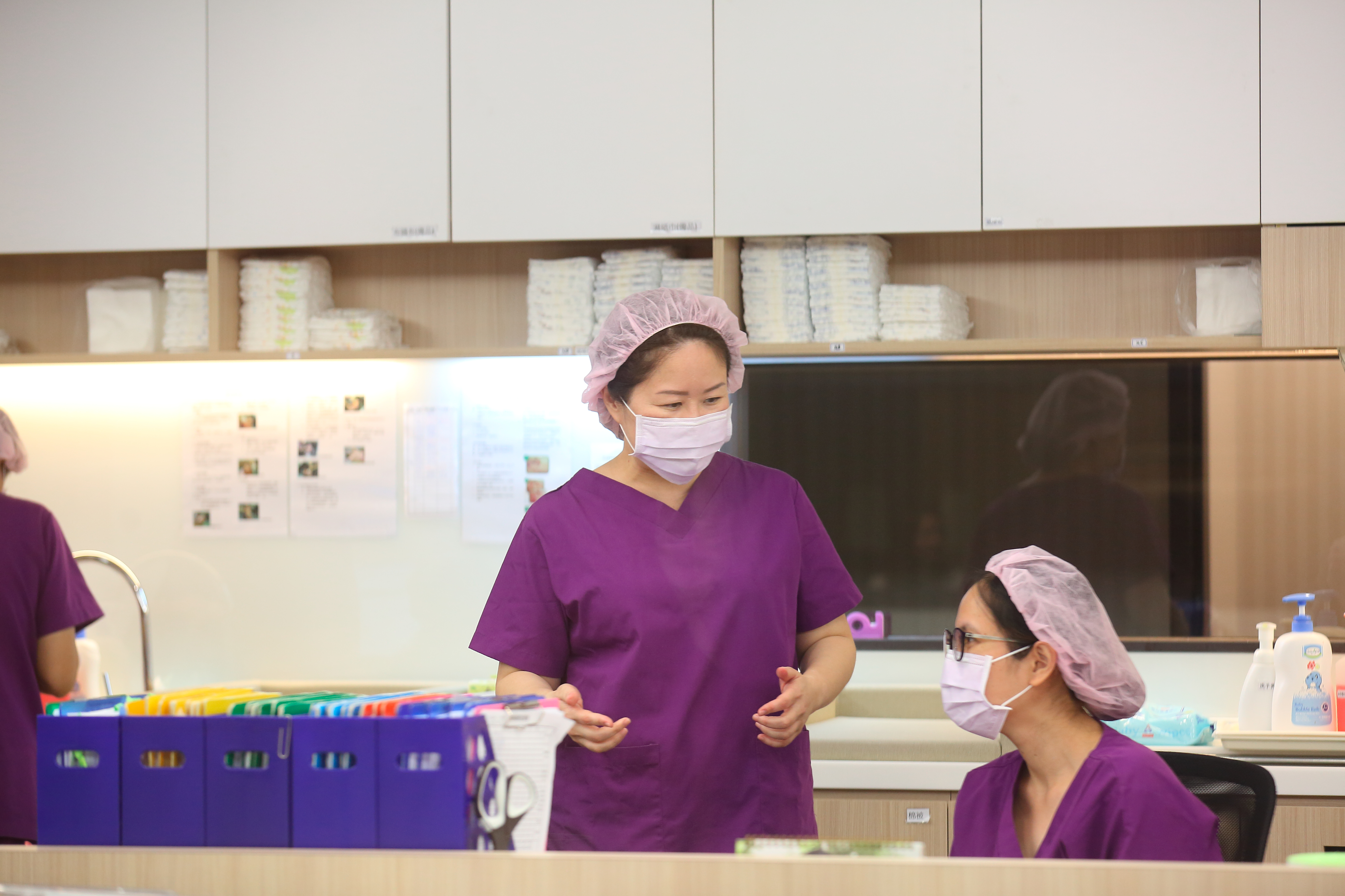 王翠瑛說，他用人時都會先請面試者說出一個跟寶寶有關，所遇到最開心和最不開心的事？如何解決等問題，來知道是不是真的愛寶寶。