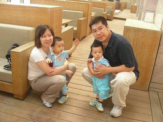 王翠瑛雖然在事業上是能獨當一面的女強人，同時重視家庭生活，遇上休假日都會跟老公、小孩出遊，圖為十多年前全家福。