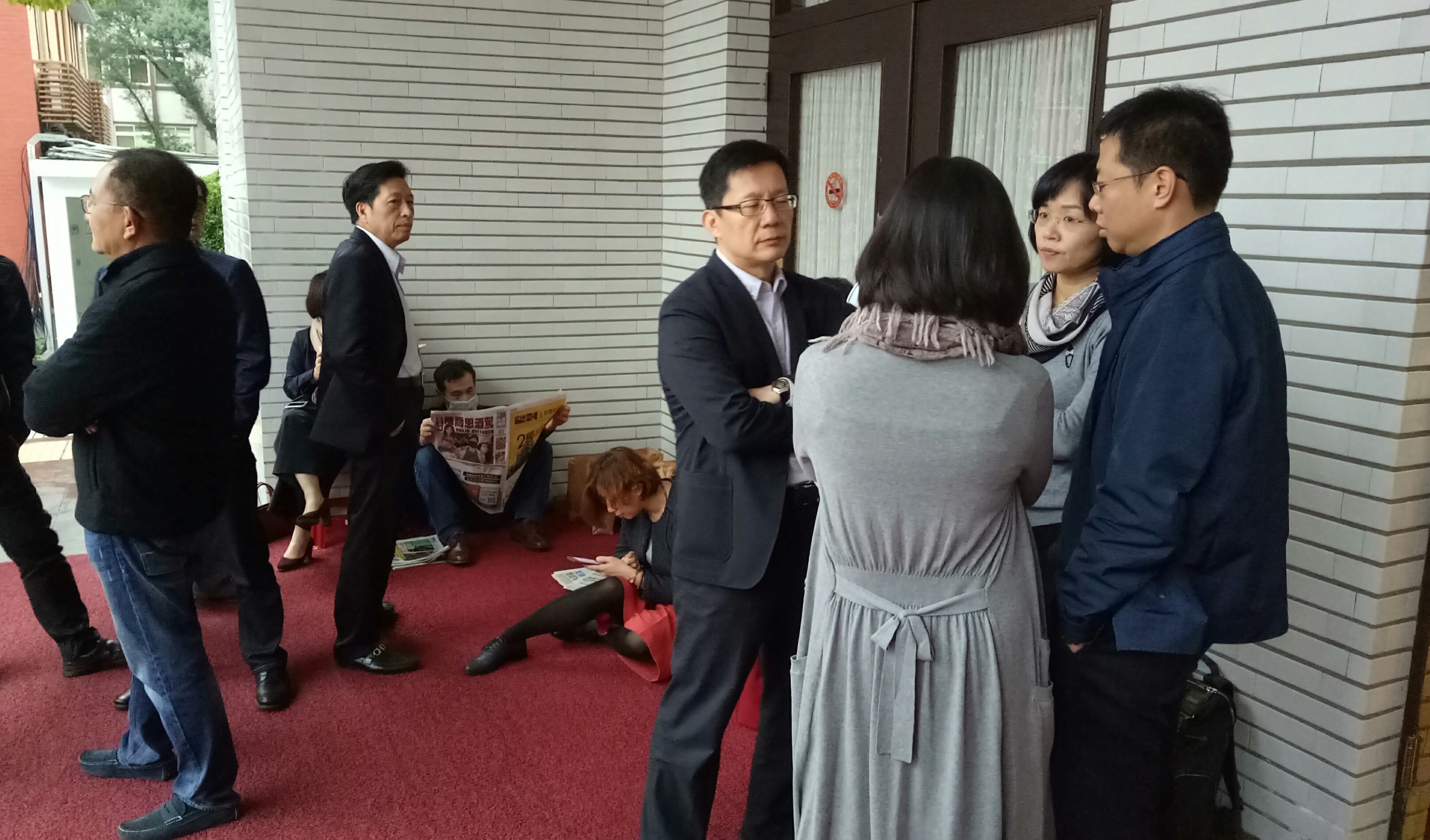 立法院今開臨時會，民進黨立委上午7點不到就到議場前備戰。