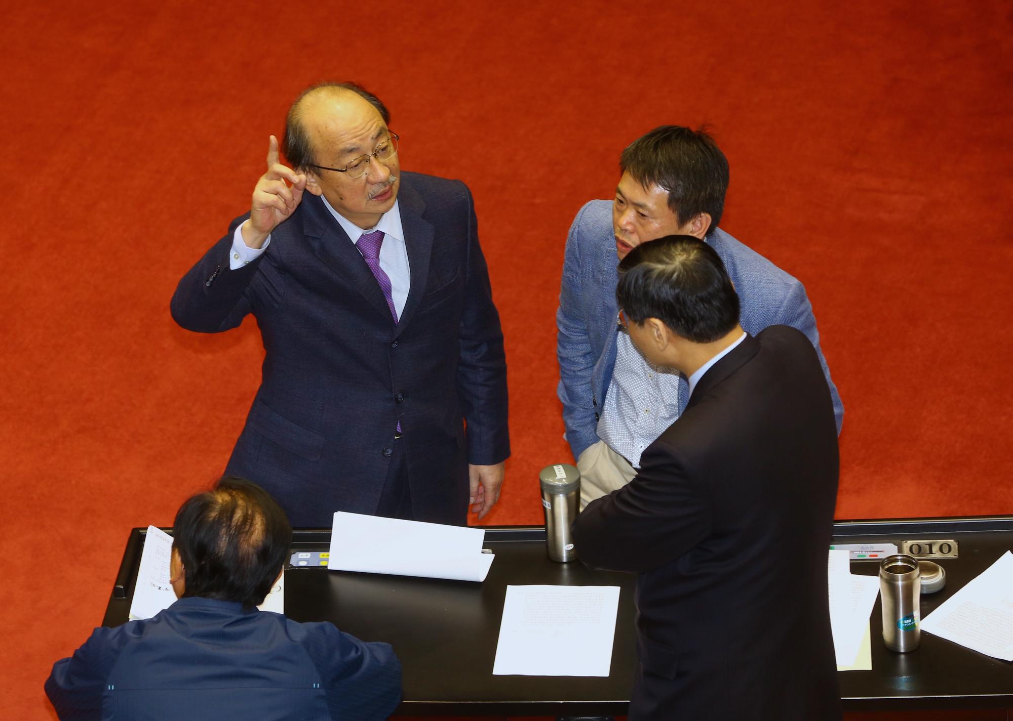 民進黨團總召柯建銘（左）與國民黨立委在議場討論。