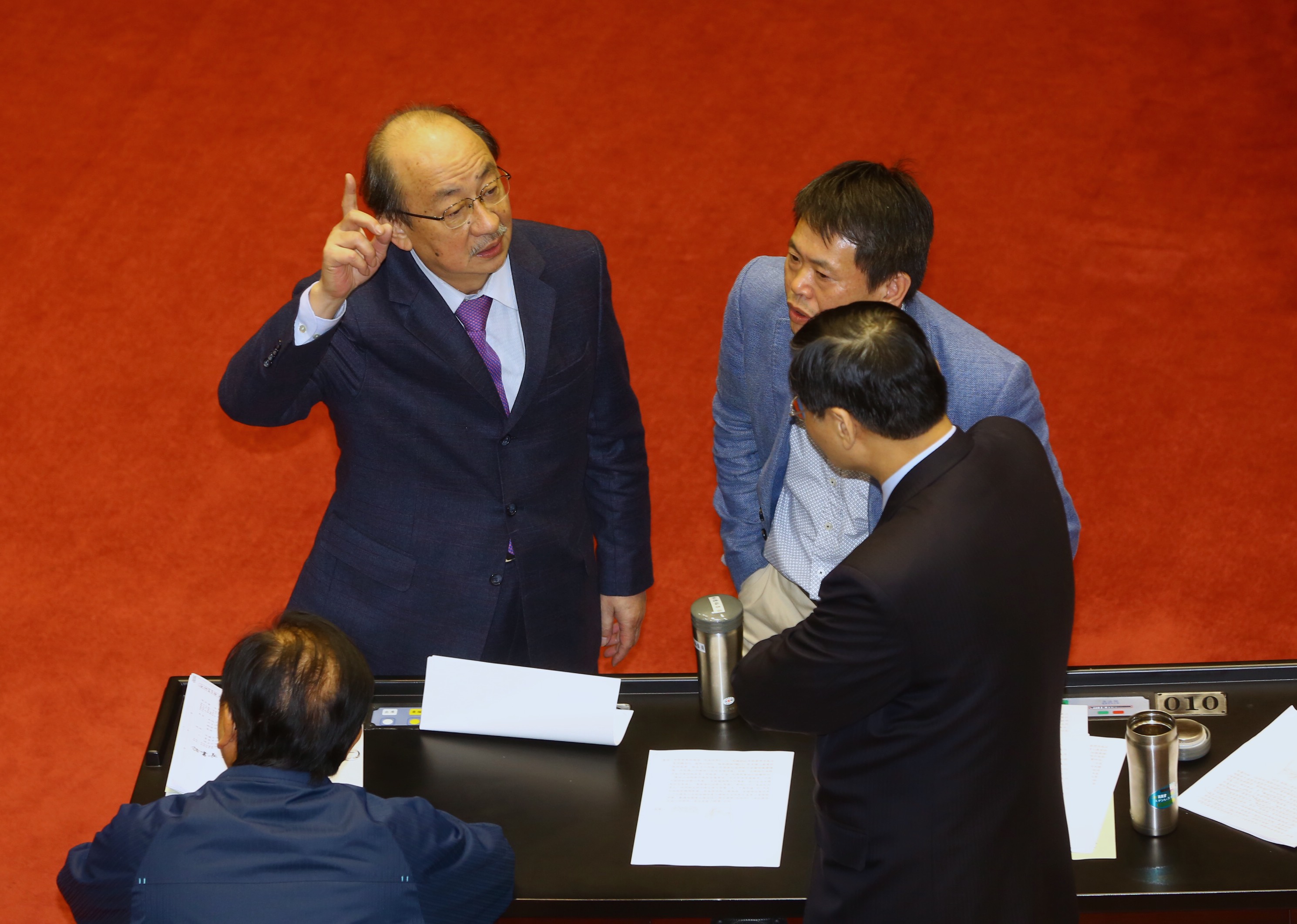 民進黨團總召柯建銘（左）與國民黨立委在議場討論。