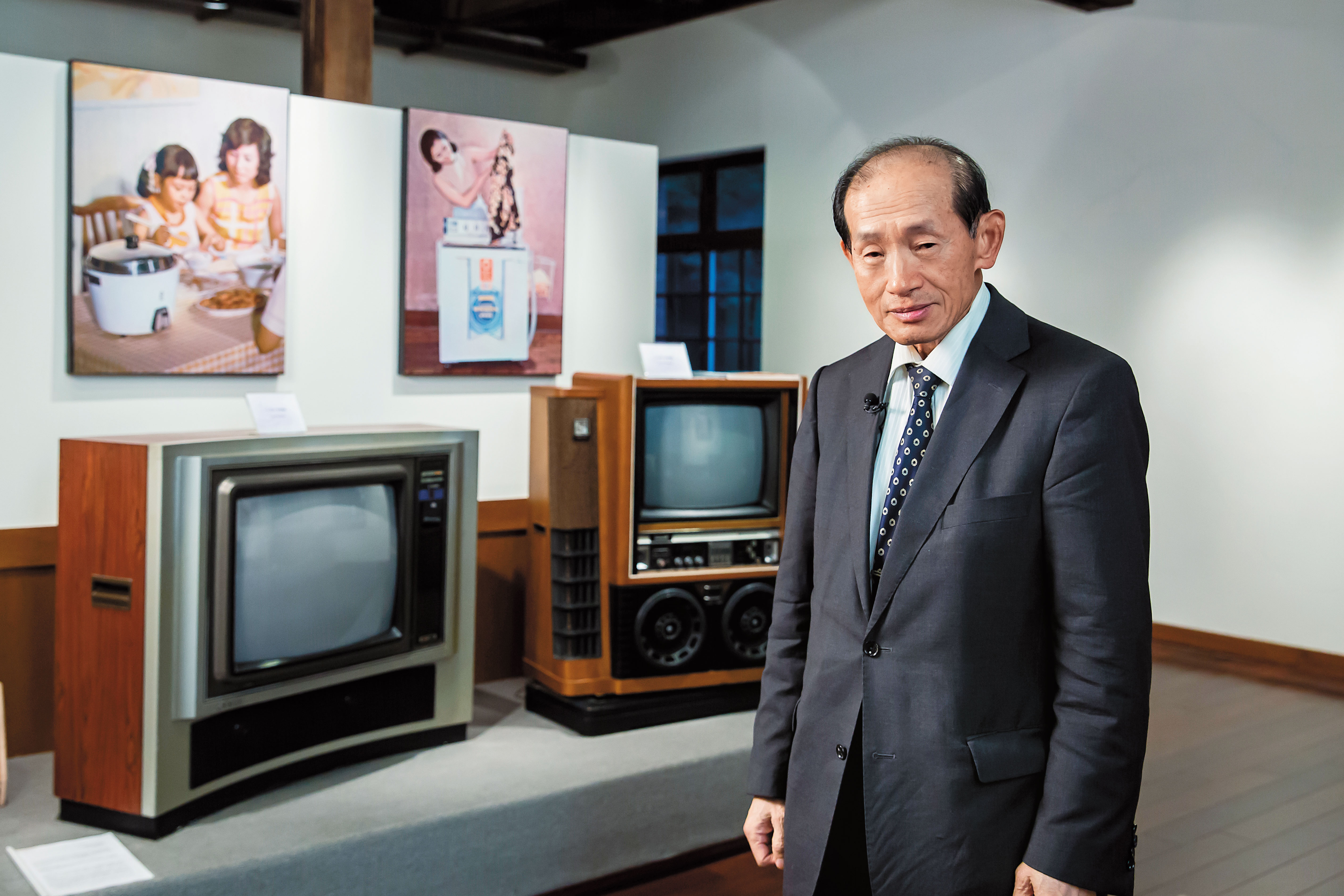 林蔚山走在志生樓陳列館中，看著早期廣告海報細說大同如何成功行銷。