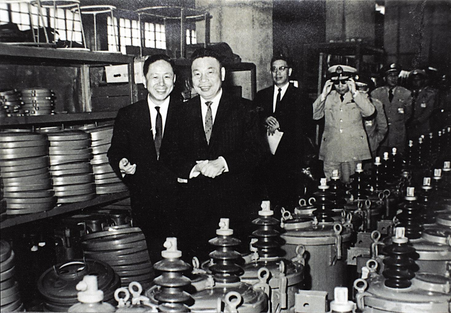 1966年3月，時任國防部長的蔣經國在大同第二代董事長林挺生帶領下，參觀大同重電廠。（大同公司提供）