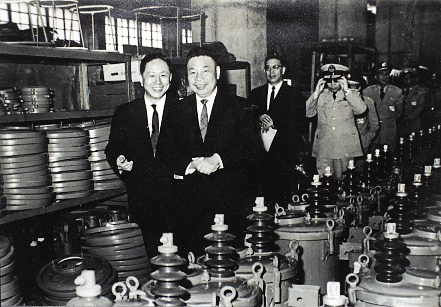 1966年3月，時任國防部長的蔣經國在大同第二代董事長林挺生帶領下，參觀大同重電廠。（大同公司提供）