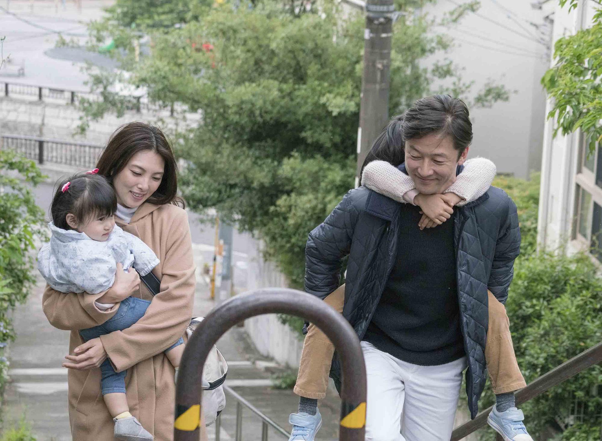 淺野忠信（右）與田中麗奈在《親愛的外人》中曾各有失敗的婚姻，但對共組家庭充滿希望。（天馬行空提供）