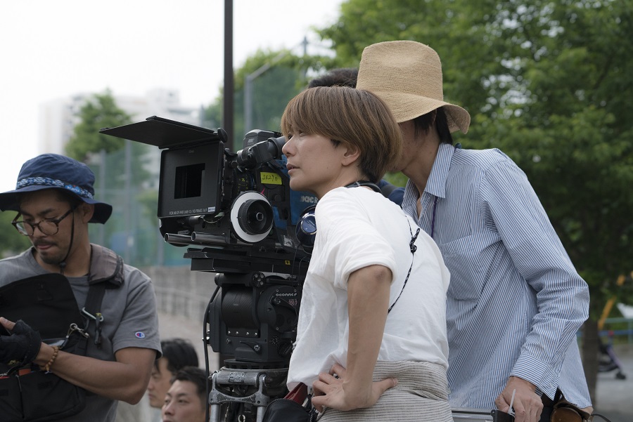 三島有紀子（前）拍攝《親愛的外人》過程裡為了籌錢，壓力很大。（天馬行空提供）