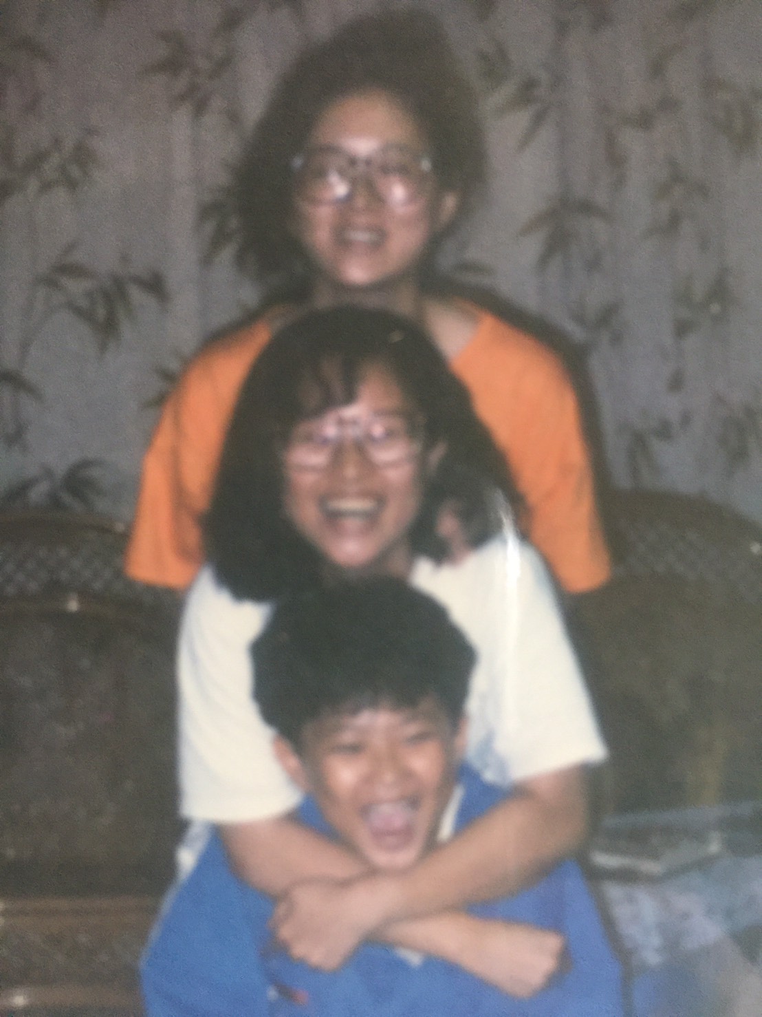 王翠瑛(中)是高雄人,有個姊姊,以及一個年齡差9歲的弟弟,自小感情好,20多歲時還曾與姊姊一起創業擺地攤。(王翠瑛提供)