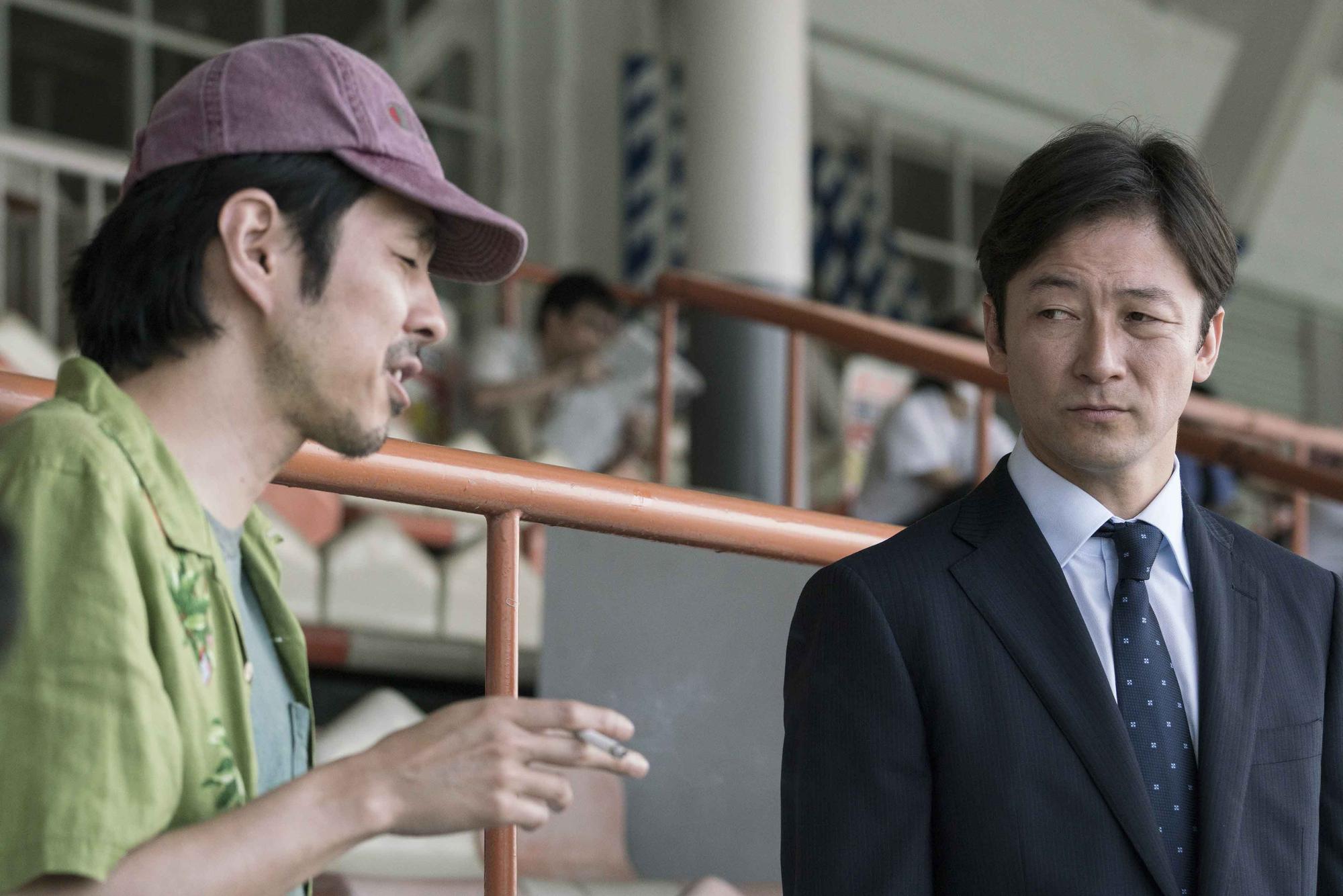 淺野忠信(右)與宮藤官九郎在《親愛的外人》中分別飾演田中麗奈的現任與前任丈夫。(天馬行空提供)