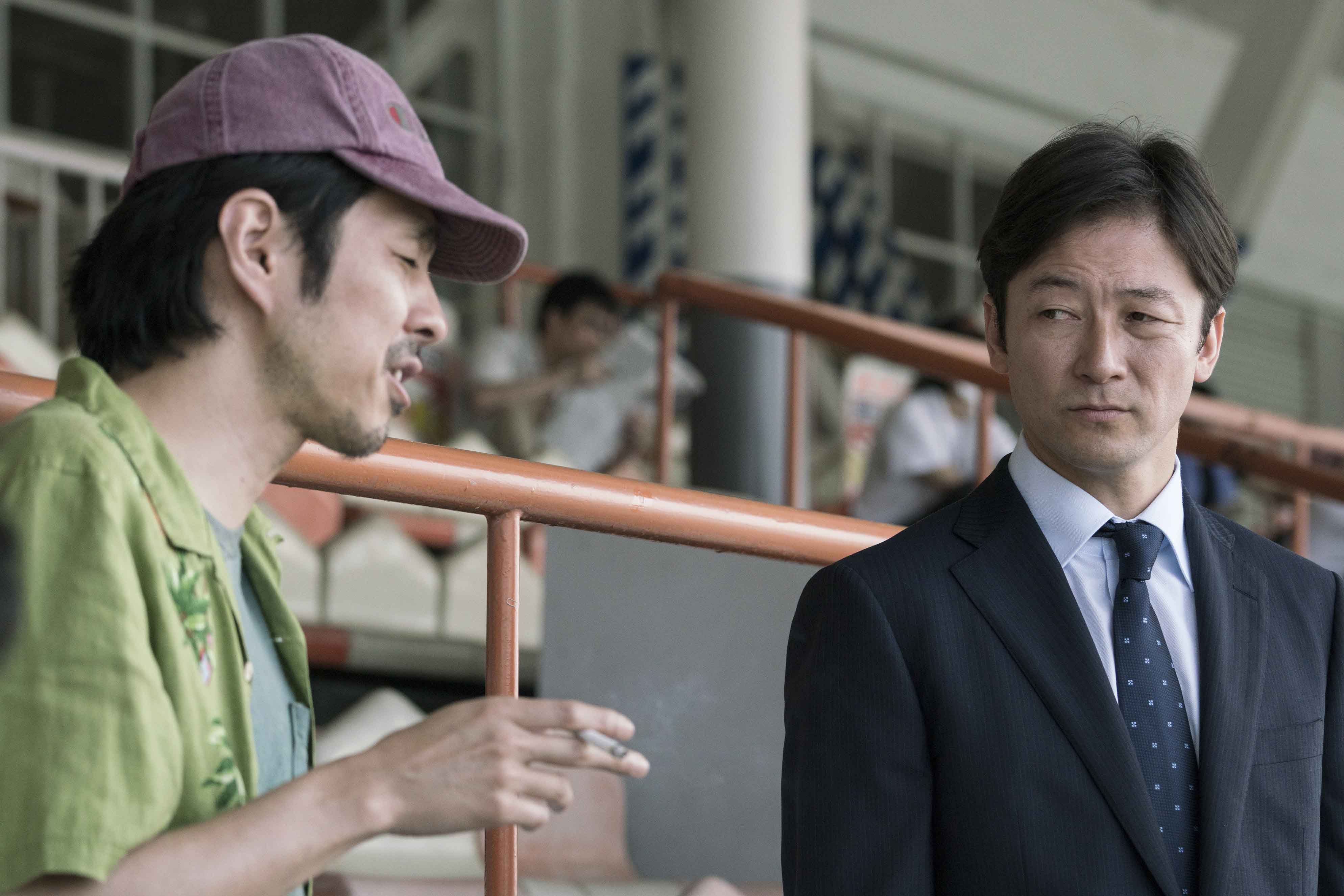 淺野忠信（右）與宮藤官九郎在《親愛的外人》中分別飾演田中麗奈的現任與前任丈夫。（天馬行空提供）