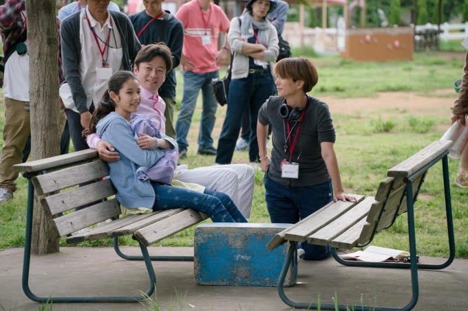 導演三島有紀子（右起）與演員淺野忠信、鎌田來樹在表演現場溝通。（翻攝自yukikofilm.exblog.jp）