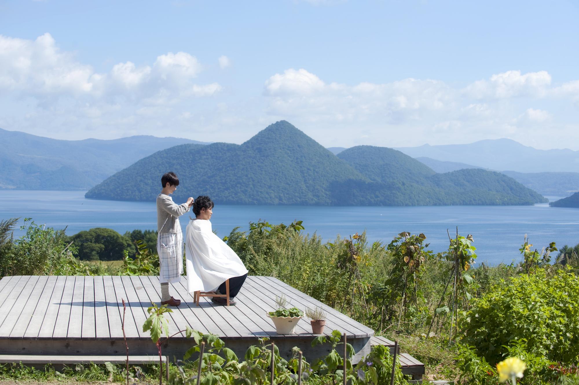 大泉洋（右）與原田知世主演的《幸福的麵包》拍出北海道的美麗風光。（天馬行空提供）