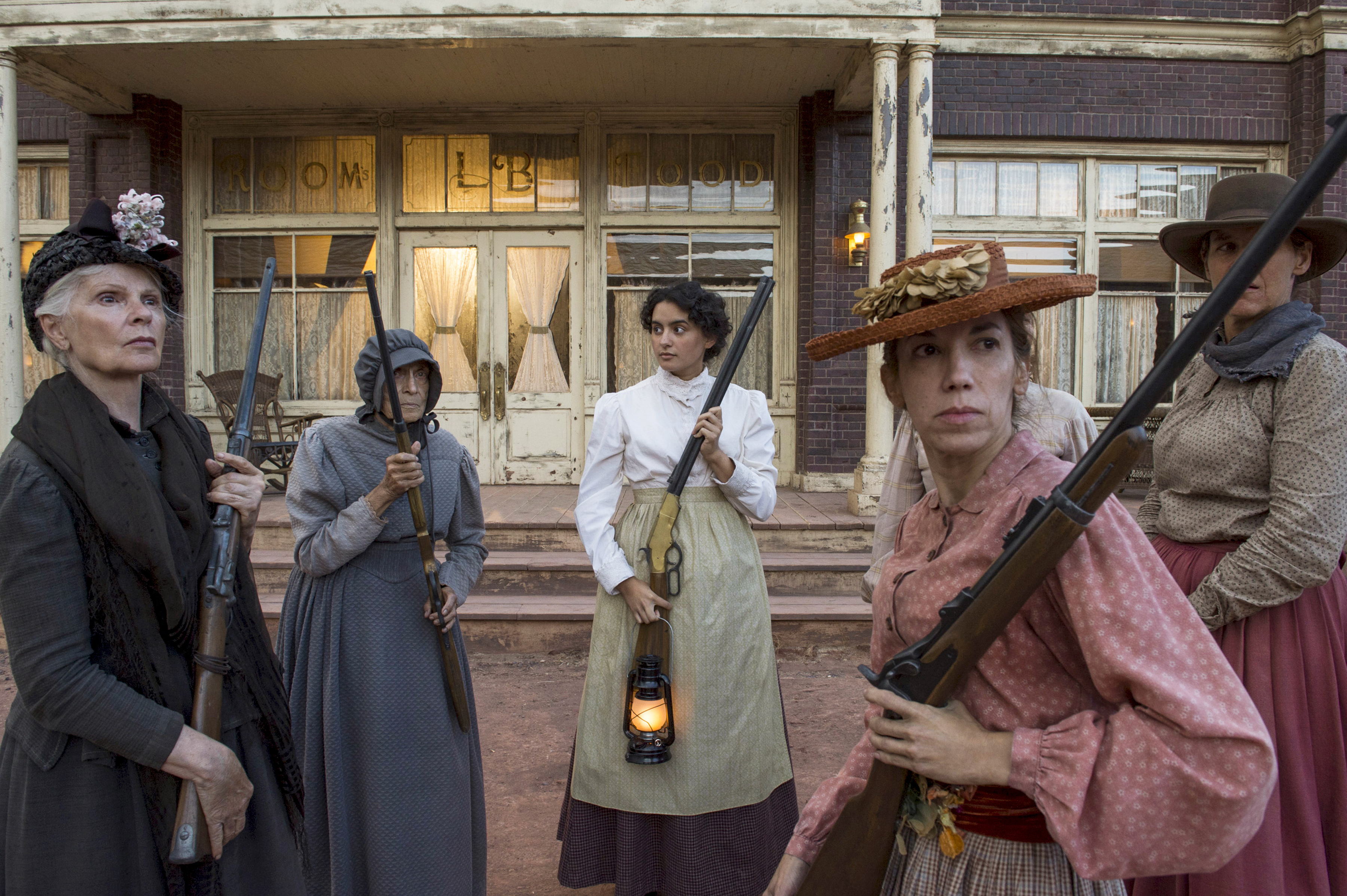 在沒有退路的情況下，拉貝爾小鎮的寡婦們選擇跟法蘭克黨羽做最後的生死決鬥奮戰。（Netflix）