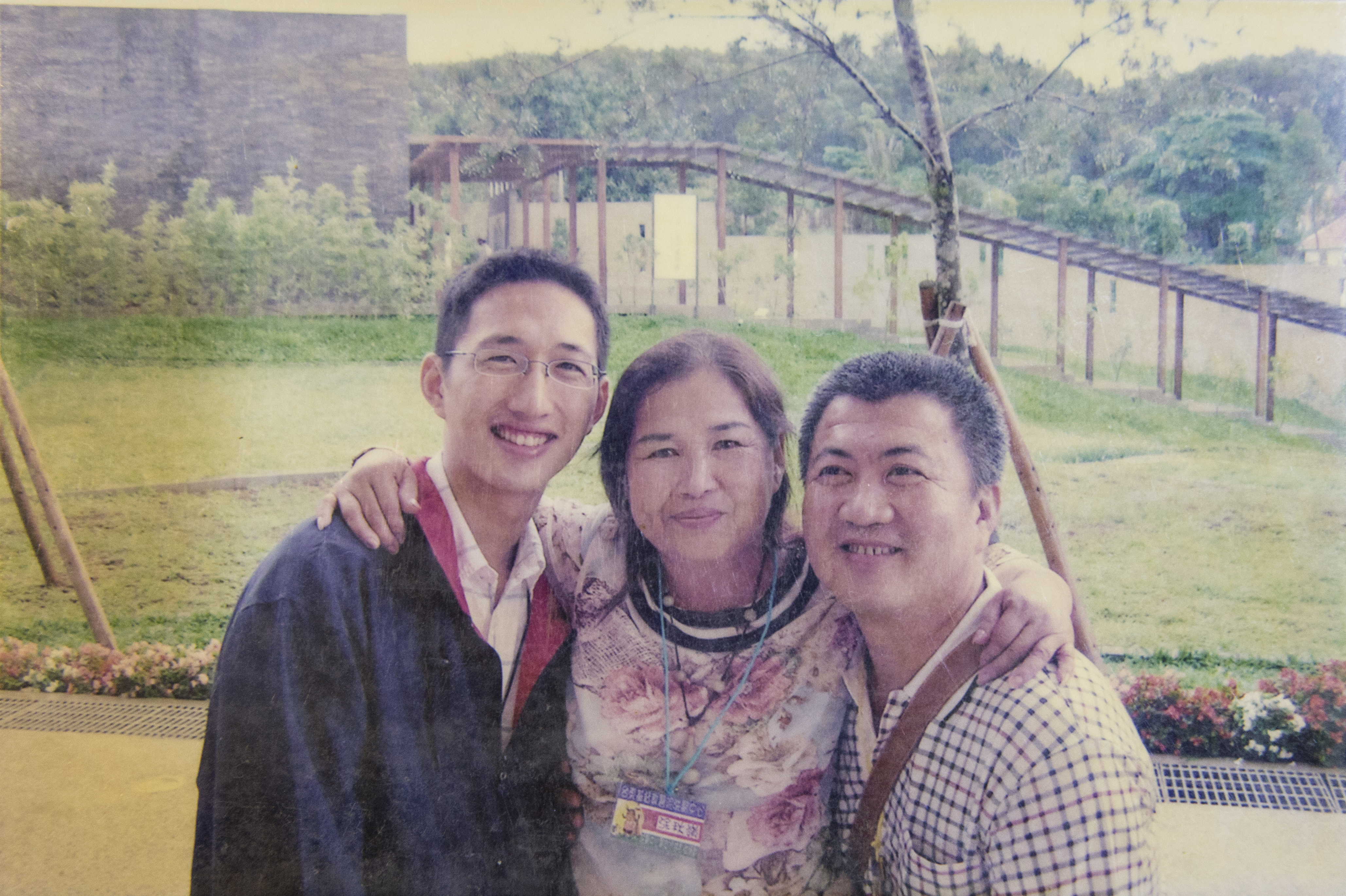 陳進山（右）一家感情緊密，兒子陳慶源（左）在長輩和護理人員眼中是貼心的孩子，總是說自己不餓，讓媽媽（中）先吃，在洗腎中心也會幫媽媽按摩，餵媽媽吃東西。（陳進山提供）