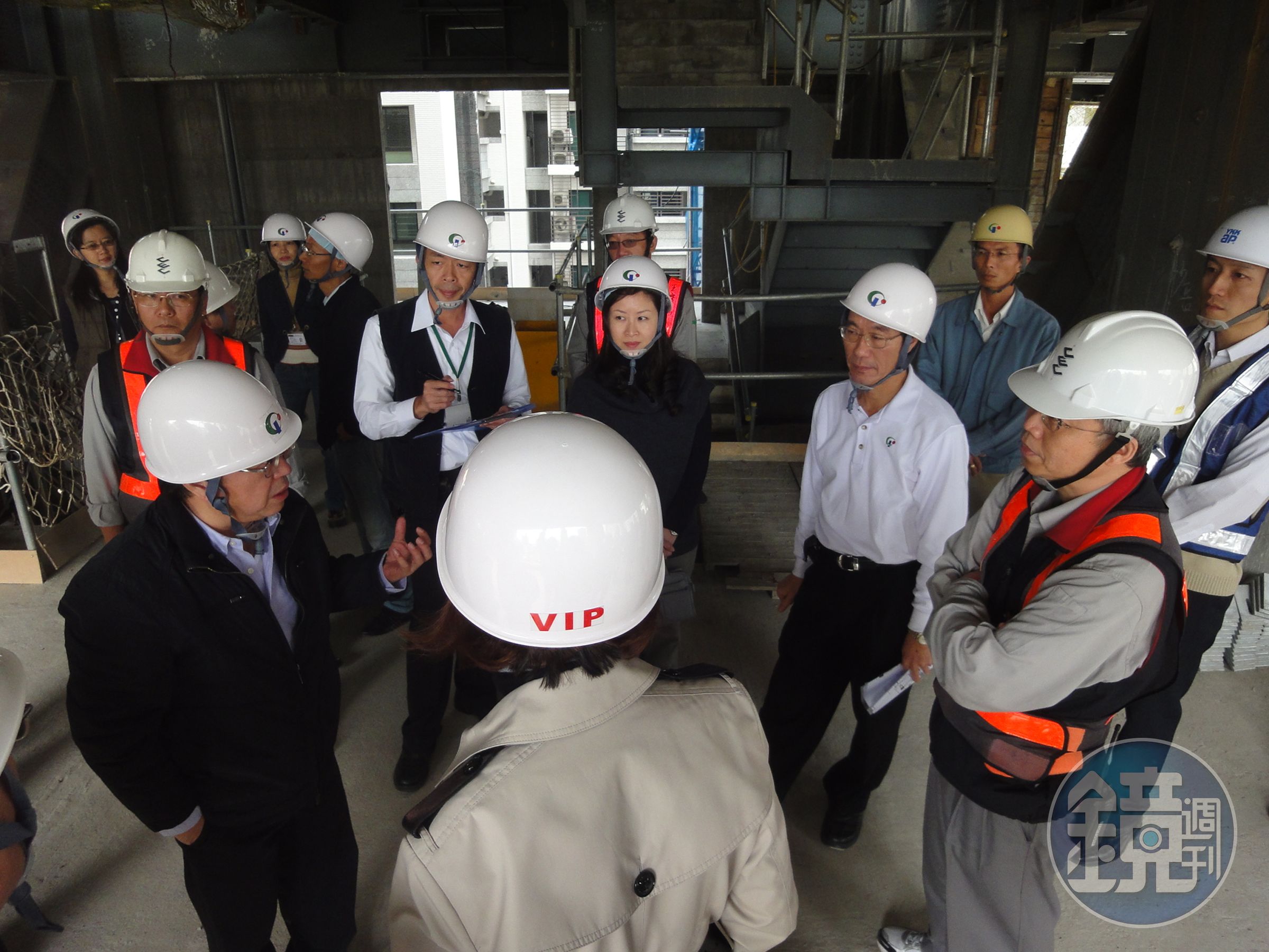 在國揚建設一待超過10年，王翠瑛（左4）說創辦人侯西峰（左1）的數字和管理能力，讓她受益良多，圖為國揚興建的高雄豪宅「國硯」工地現場。（王翠瑛提供）