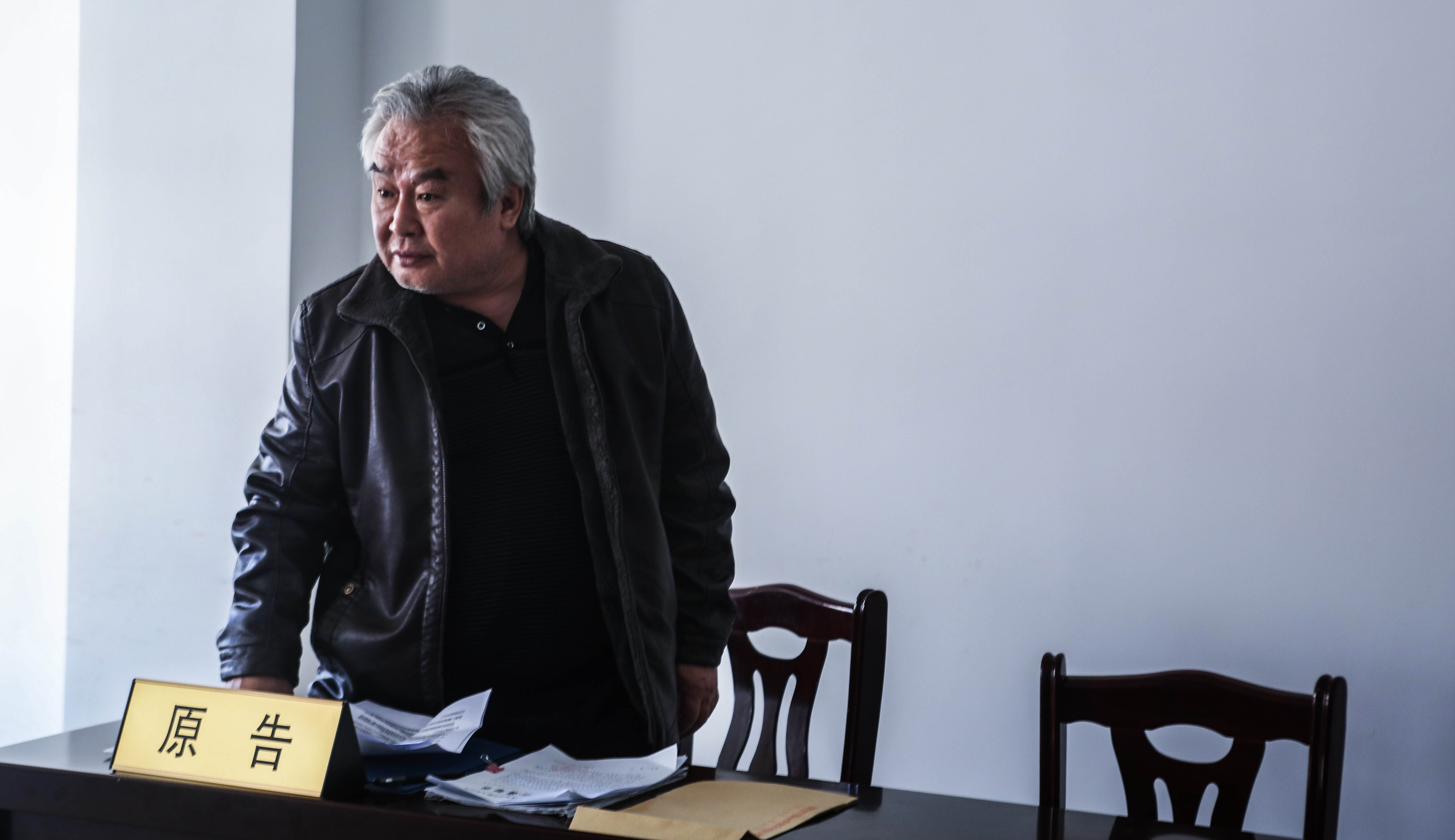 涂們在片中與子女反目，還將他們告上法庭，最後兒子被判有罪，令他十分後悔。（華映提供）