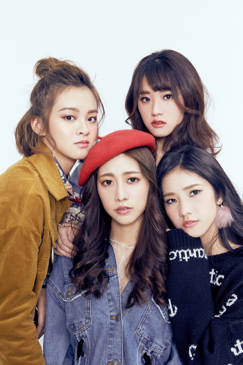 通過拍攝考驗的3名女孩，獲得與阿部瑪莉亞合拍ViVi雜誌封面照的機會。（上排左至右蔡伊柔、劉語晴，下排阿部瑪利亞、李孟純）（紅杉娛樂提供）