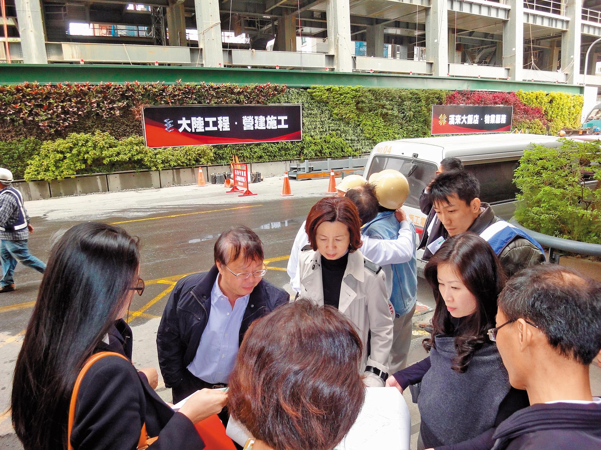 在國揚建設待了10多年，王翠瑛（右2）很佩服創辦人侯西峰（左2）的數字和管理能力，讓她受益良多，後方為國揚興建的高雄豪宅「國硯」工地現場。（王翠瑛提供）
