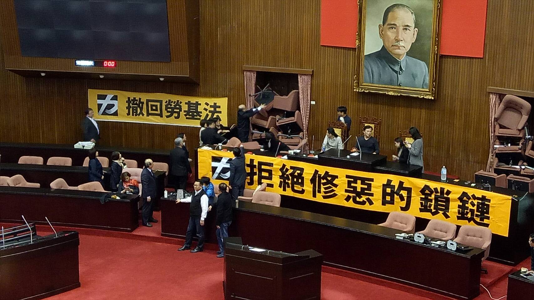 下午4時45分時，民進黨立委鍾佳濱、吳秉叡等人率先從議場左側官員進出的門衝入。