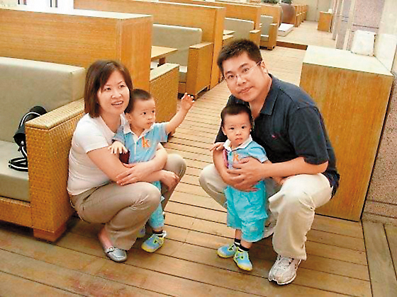 王翠瑛（左1）在事業上是能獨當一面的女強人，同時也重視家庭生活，遇上休假日都會跟老公（右1）、雙胞胎兒子出遊。圖為10多年前全家福。（王翠瑛提供）