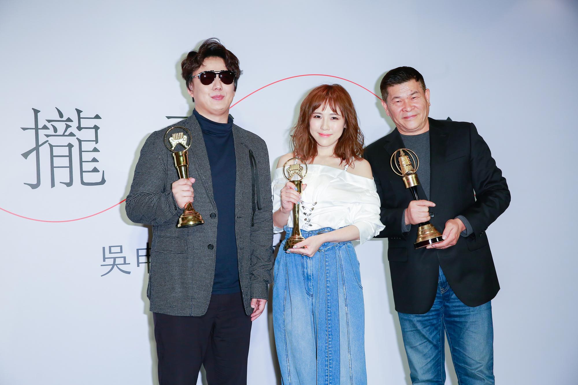 除了蕭煌奇力挺，吳申梅國中參加歌唱比賽時的主持人澎恰恰也到場，金曲、金鐘得主都在氣場超強。