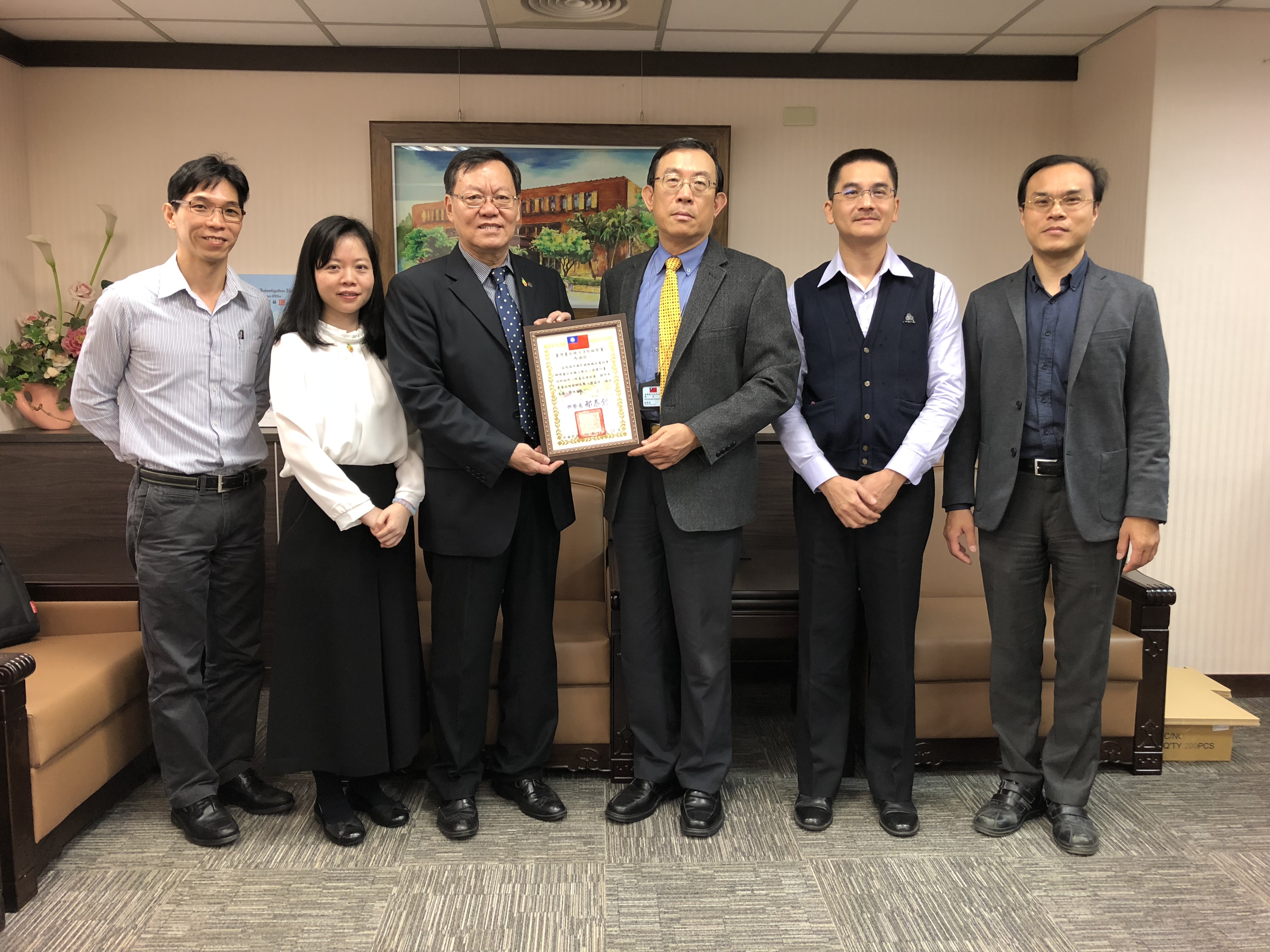 中華民國解癮戒毒協會理事長華琳（左三），昨率隊拜會北檢檢察長刑泰釗（左四），由於戒毒成效顯著，雙方將持續加強合作。