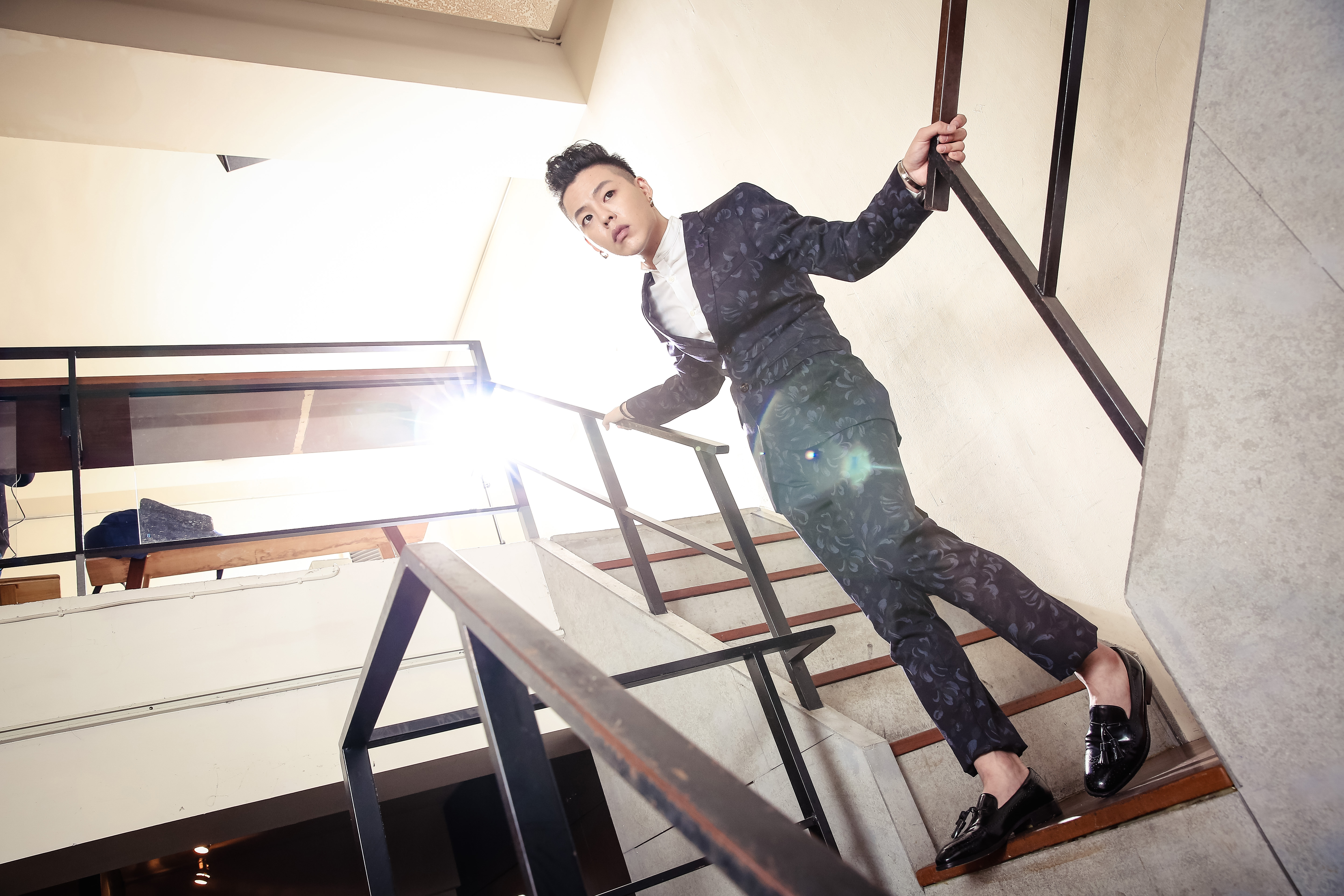 在日本出道，江天霖被外媒視為極有潛力的跨界鋼琴家，然而他卻透露從未出國進修音樂，所有鋼琴技法都是在台灣學習。