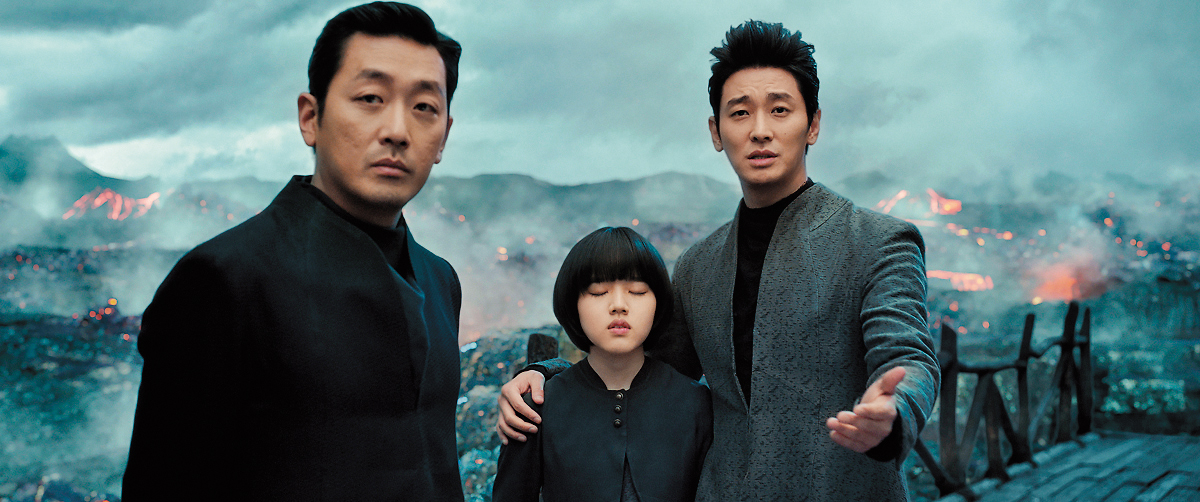 《與神同行》全台大賣迅速破2億元，粉絲高喊好好看又好好哭！韓國娛樂塑造出陰間使者都穿風衣又高大帥氣，電影裡由河正宇（左）、朱智勳（右）繼承形象，御風而行，法力高強。