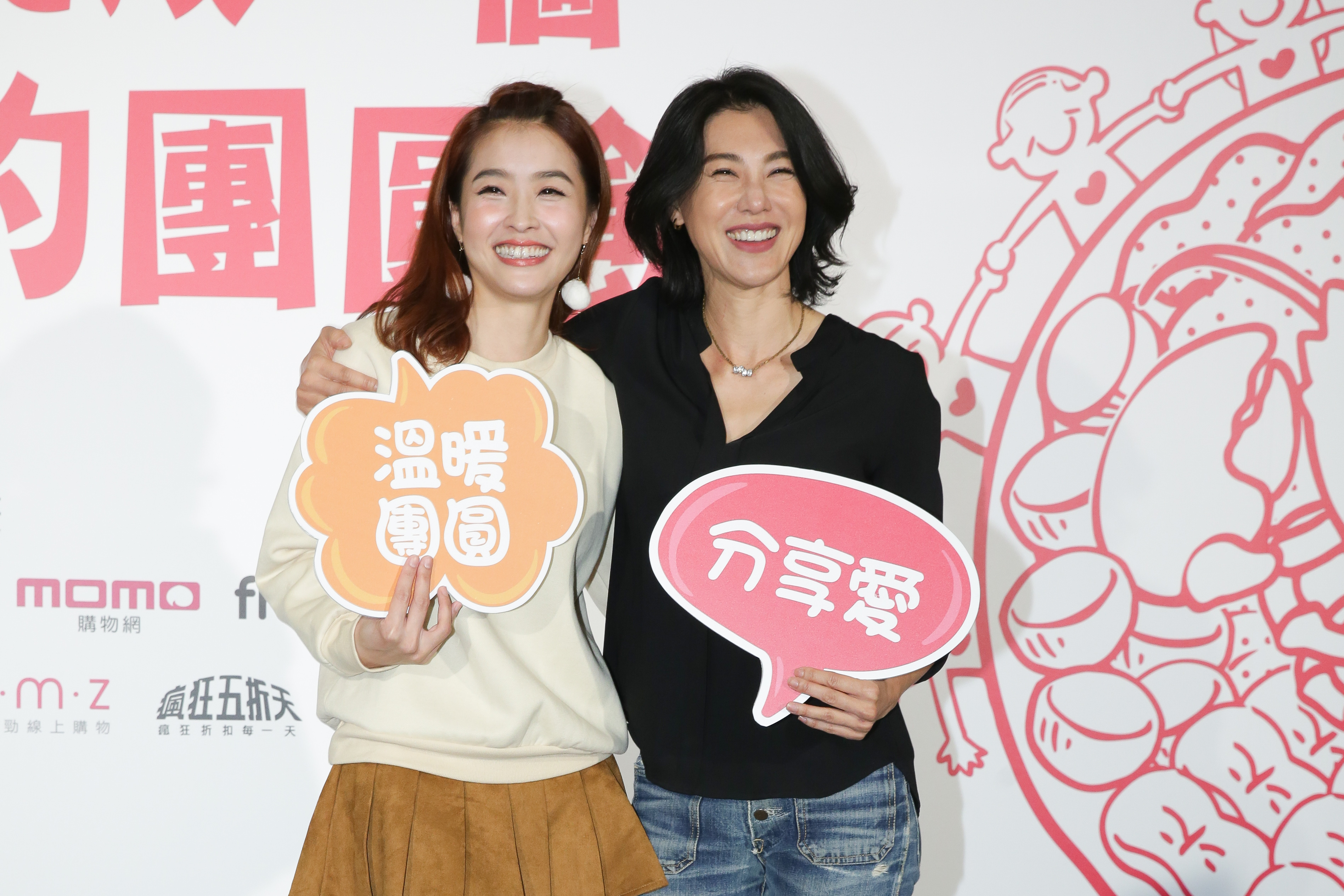 徐曉晰（右）與小嫻共同出席公益活動，也互相為彼此打氣。