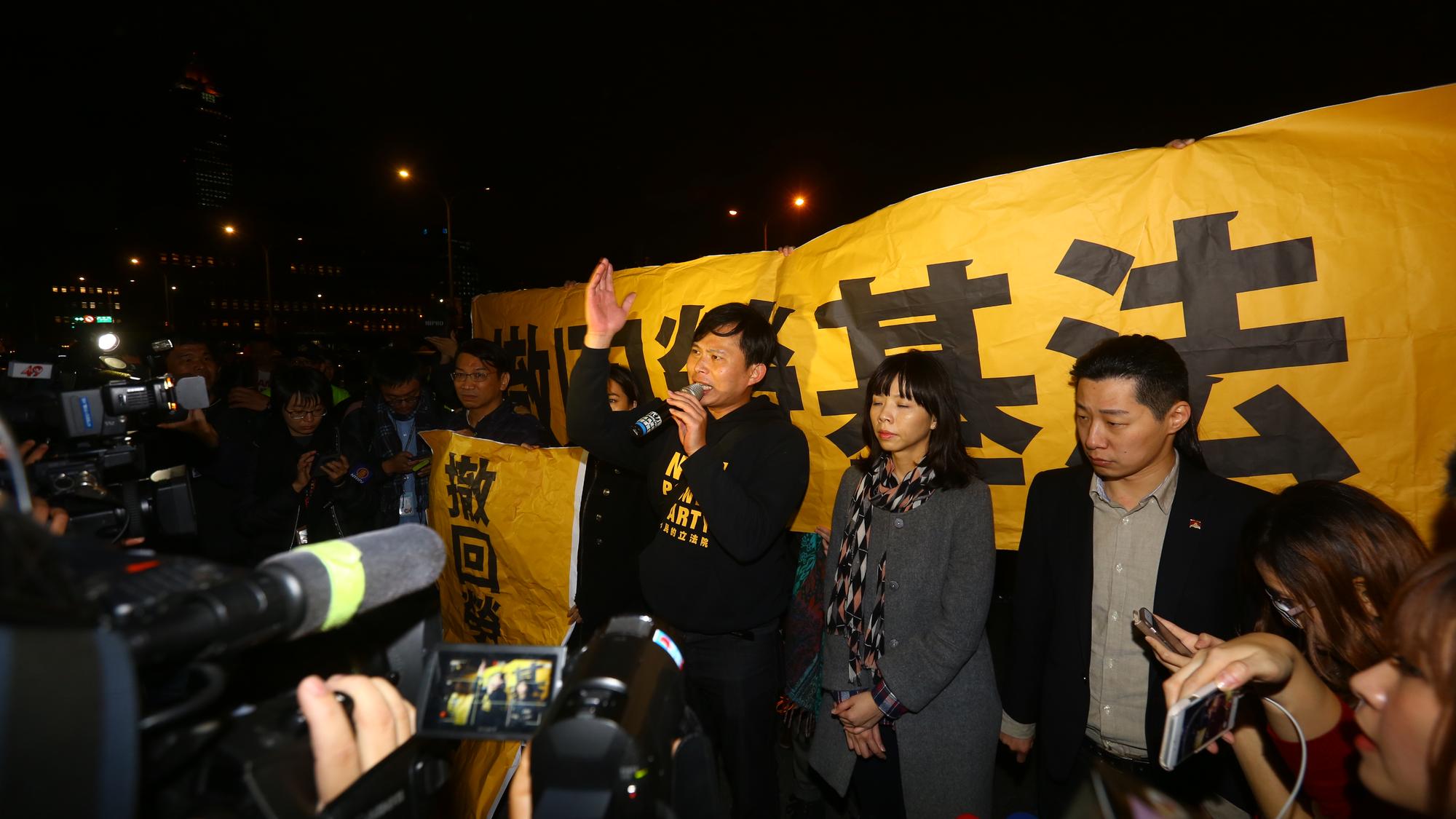 時力立委離開議場後,帶著抗議布條,以步行方式轉戰凱道,揚言絕食抗議。