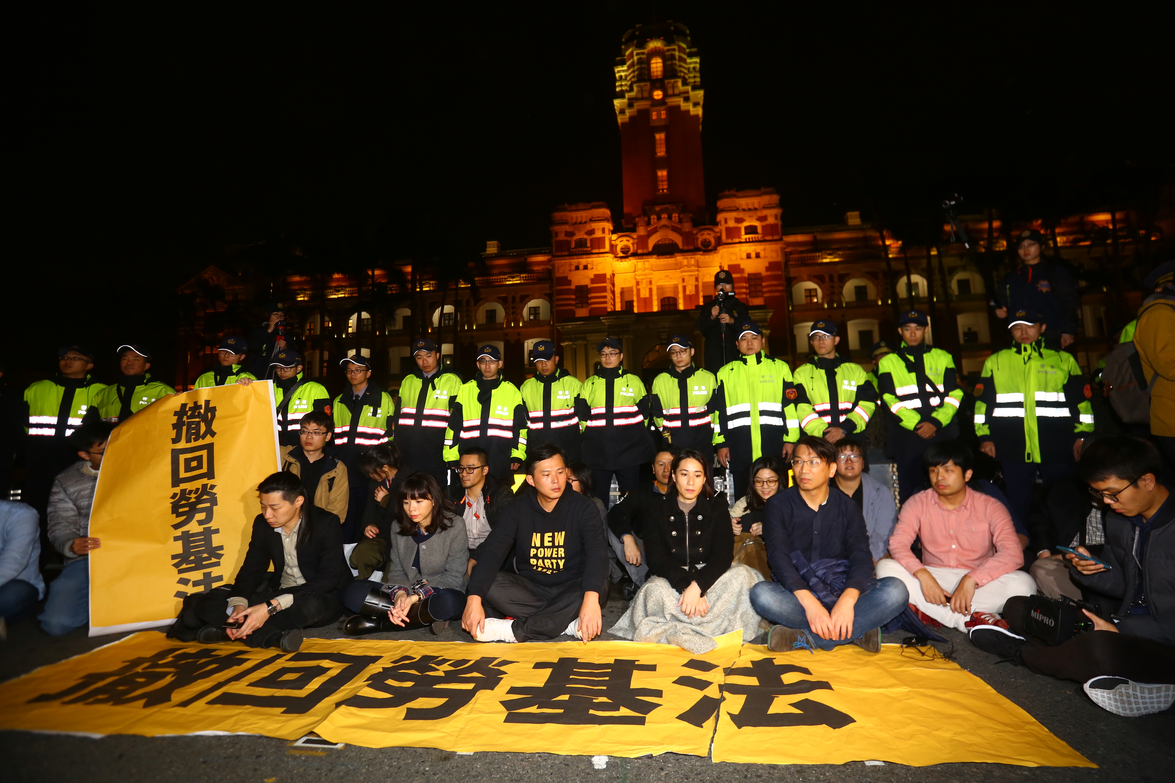 帶著「拒絕修惡的鎖鏈」布條，以步行方式轉戰凱道，揚言絕食抗議。 